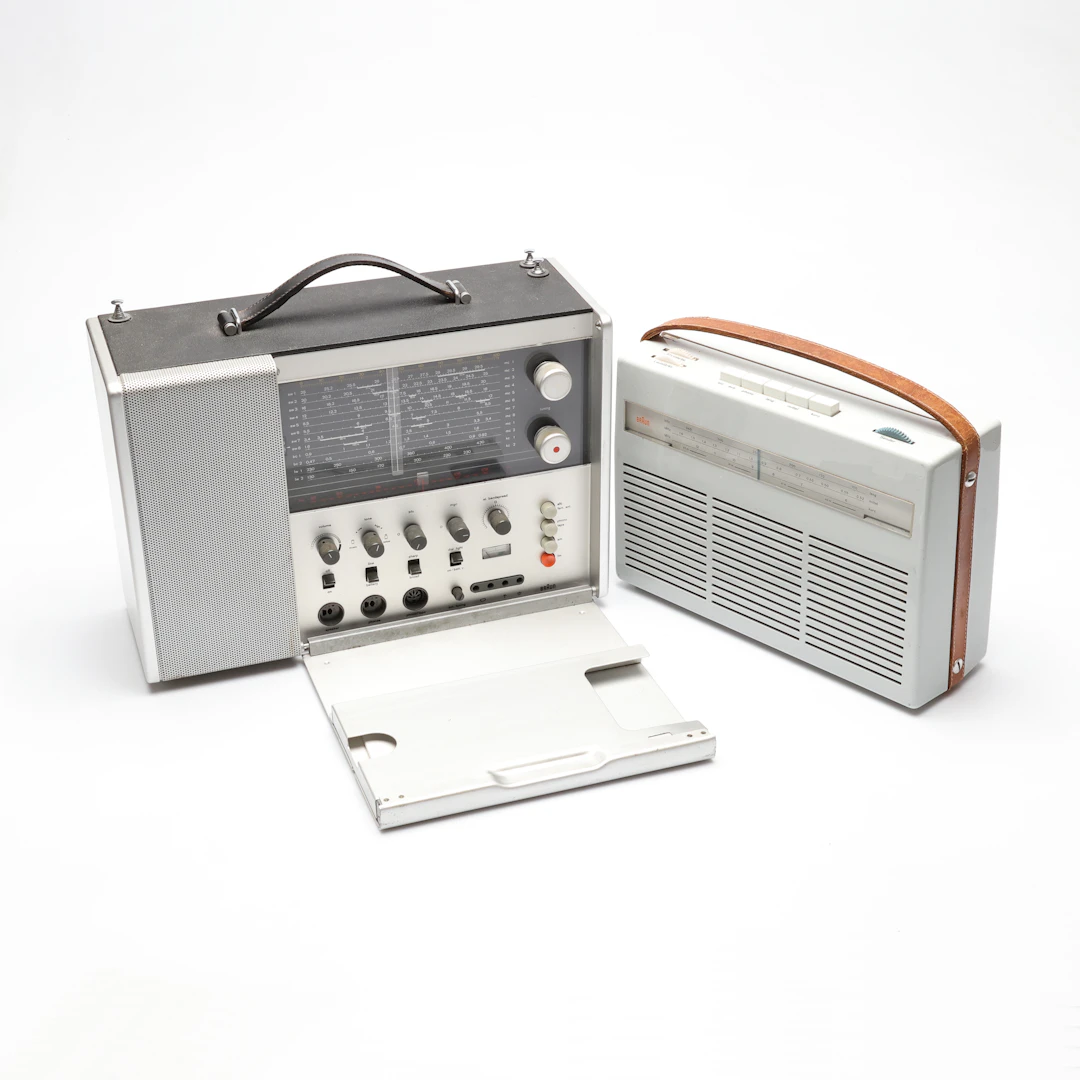 DIETER RAMS. Brown. Radio / world receiver 'Station T 1000 CD' samt
