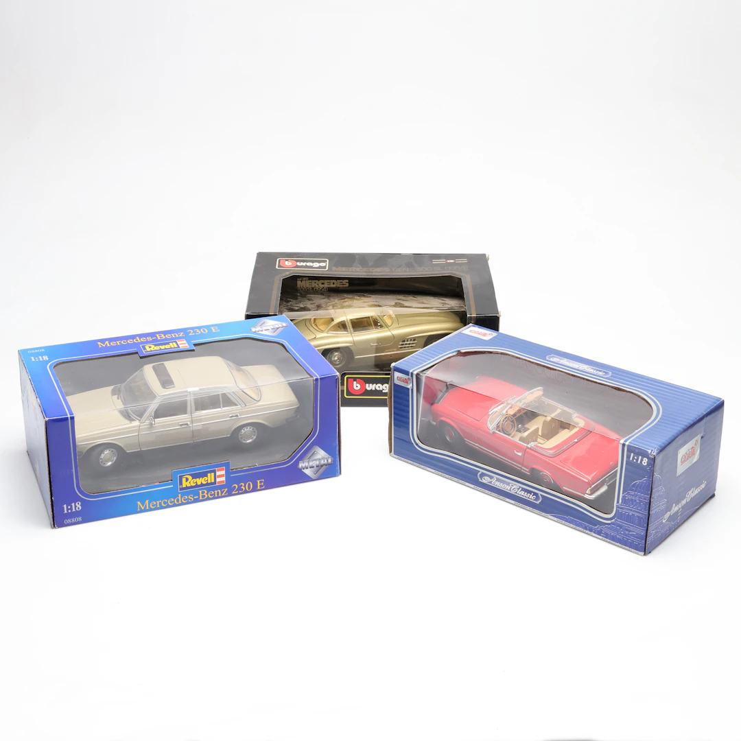 MODELLBILAR, 3 st, bl.a. Bburago, Revell, skala 1:18.
