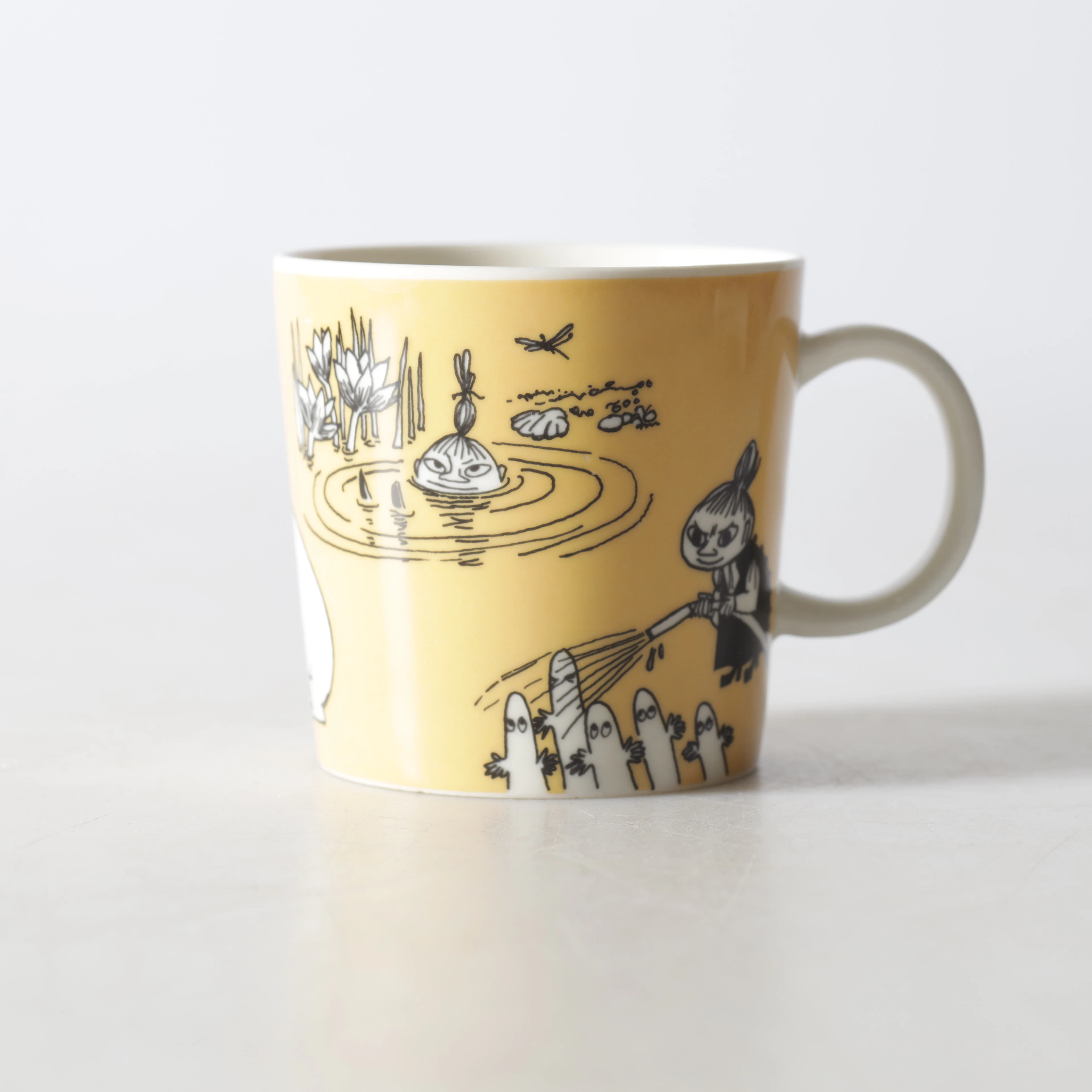 4321875. MUMINMUGG, "Mörkgul, Lilla My", porslin, Arabia, Finland, 1991-1999.
