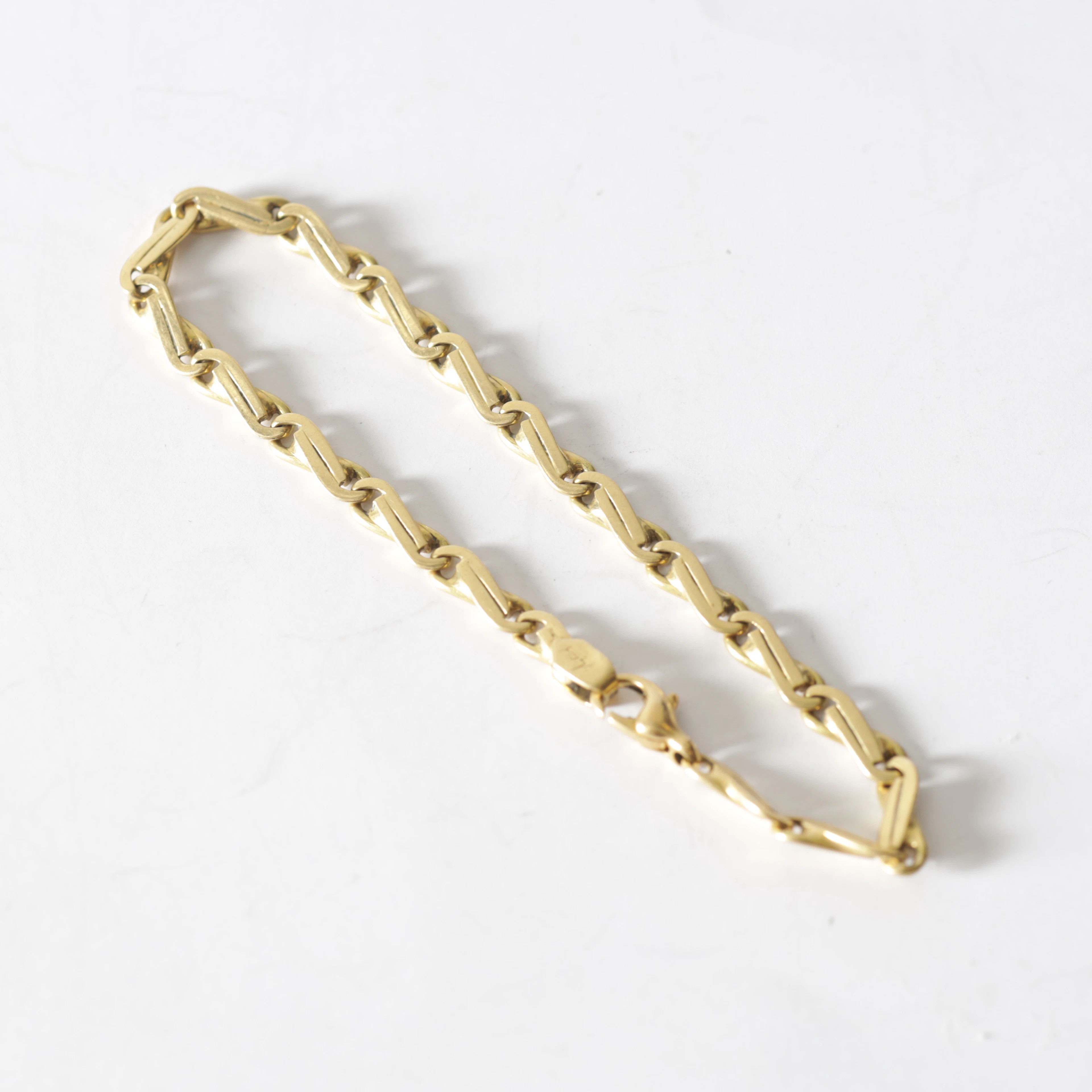 ARMBAND, 18K guld. Totalvikt ca 15,7 gram.