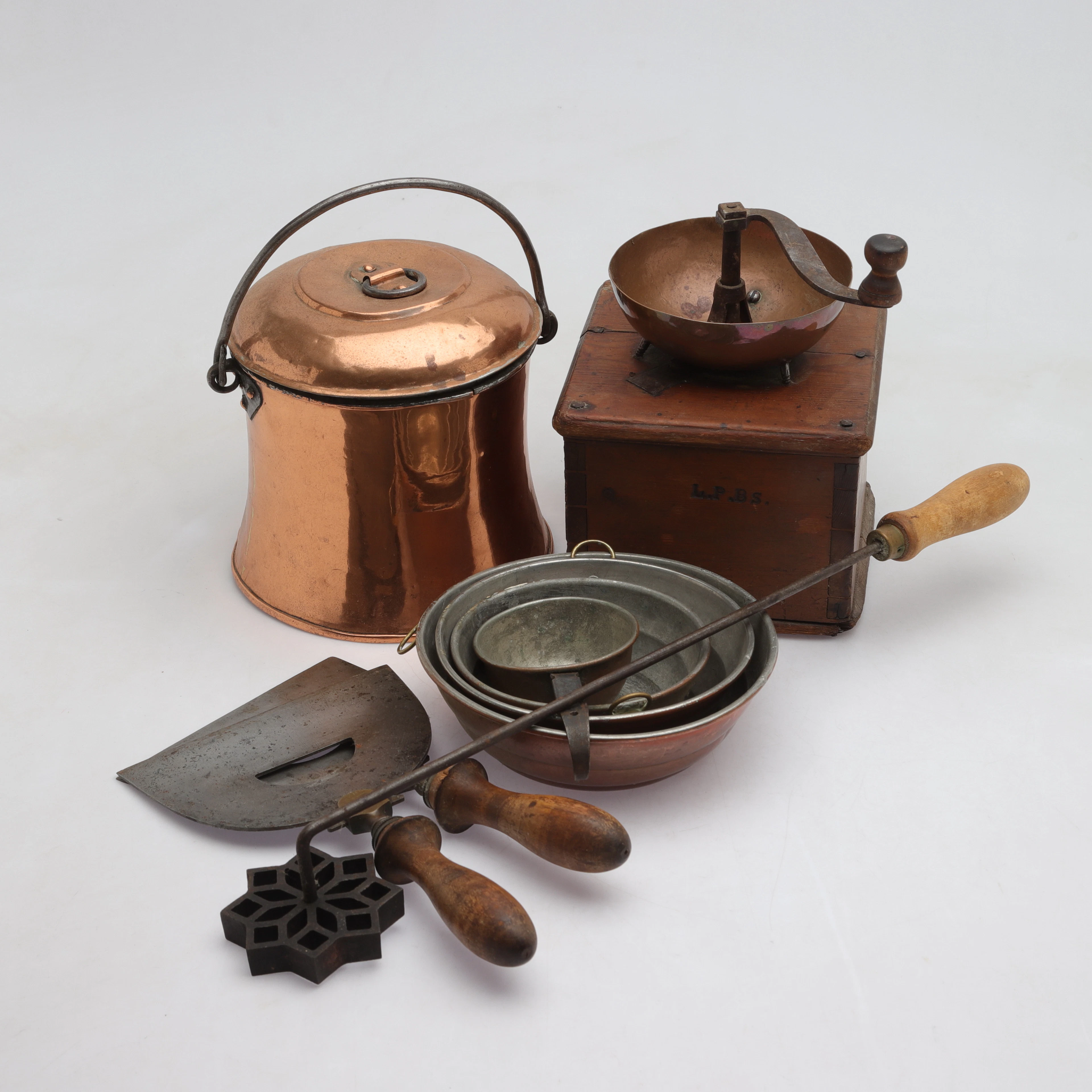 ALLMOGEFÖREMÅL, parti, ca 9 delar, trä och metall, 18/1900-tal.