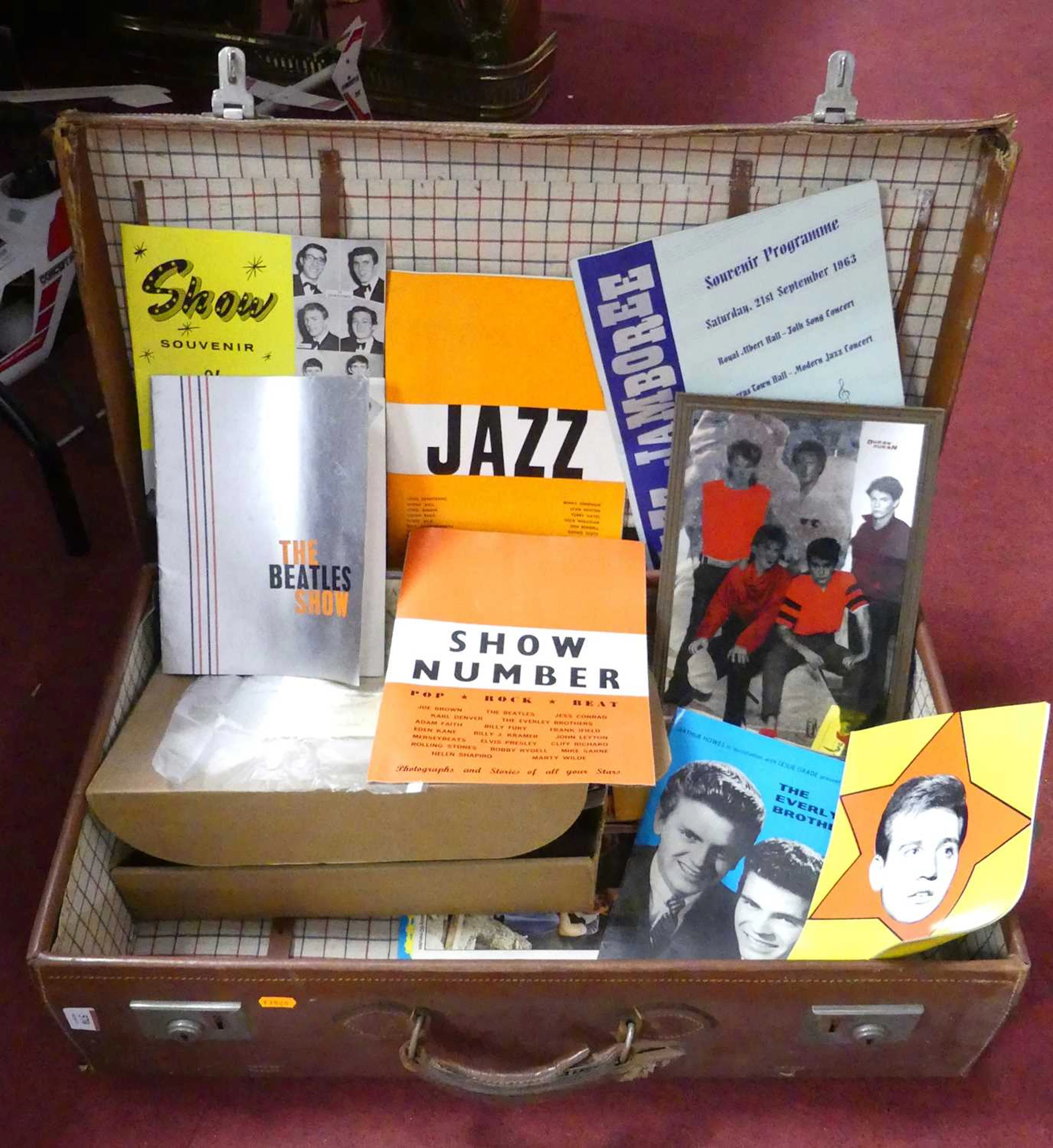 Lot 570 - A collection of miscellaneous items to