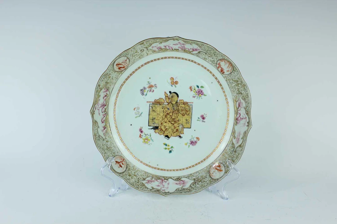 Lot 135 - A Chinese export famille rose dish depicting