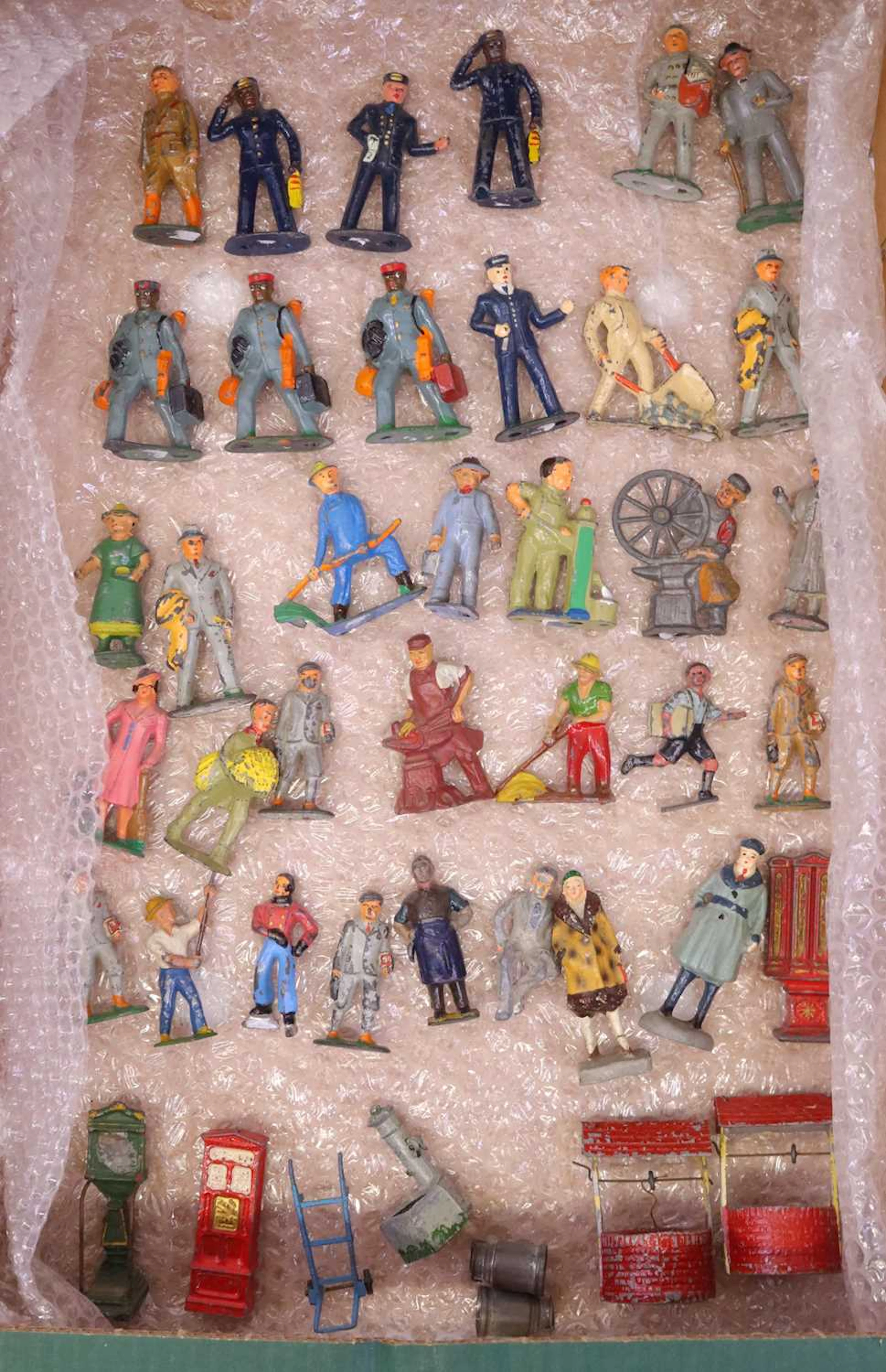 Lot 411 - Tray containing loose playworn lead painted