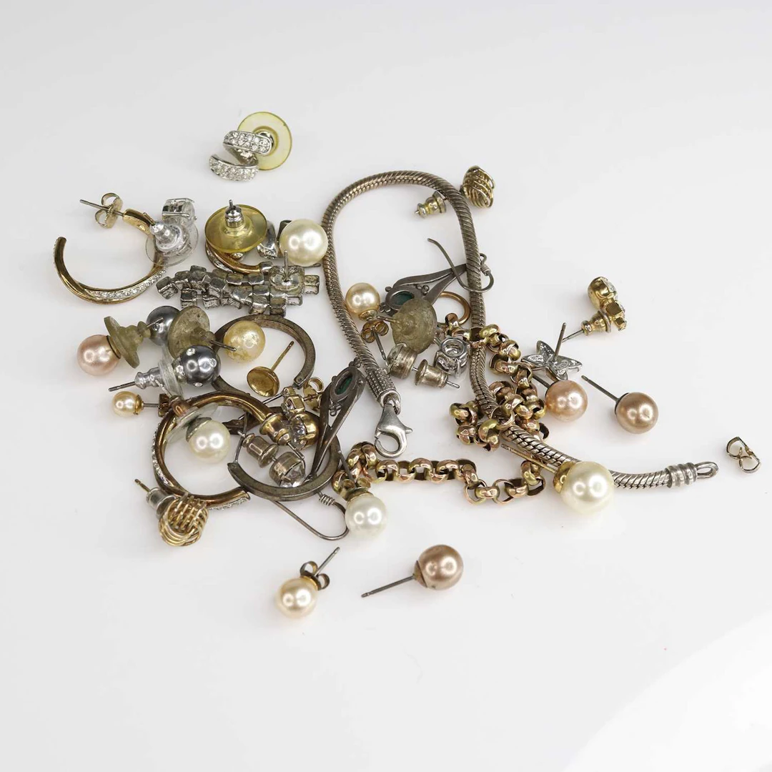 Lot 247 - Assorted costume jewellery to include a