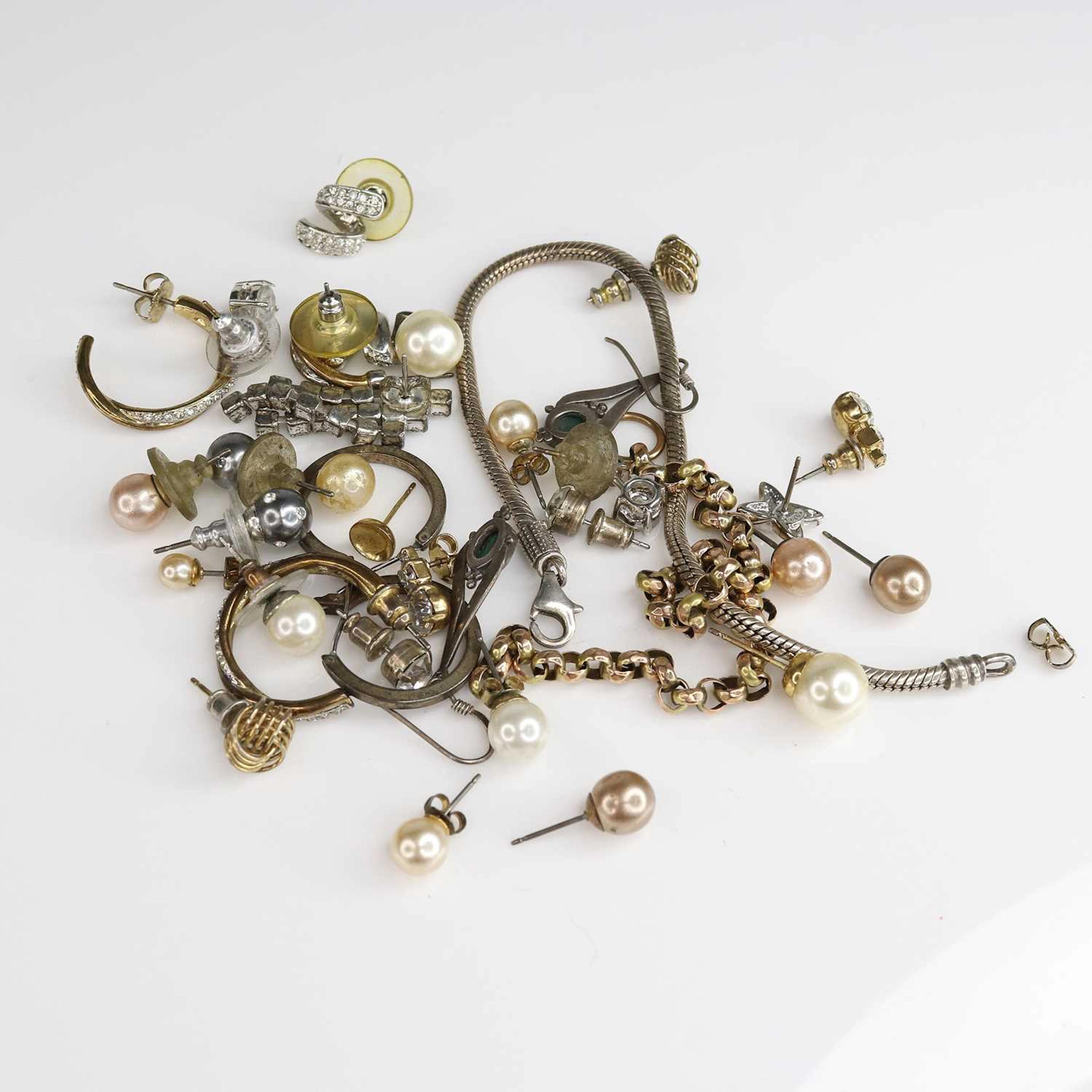 Lot 247 - Assorted costume jewellery to include a