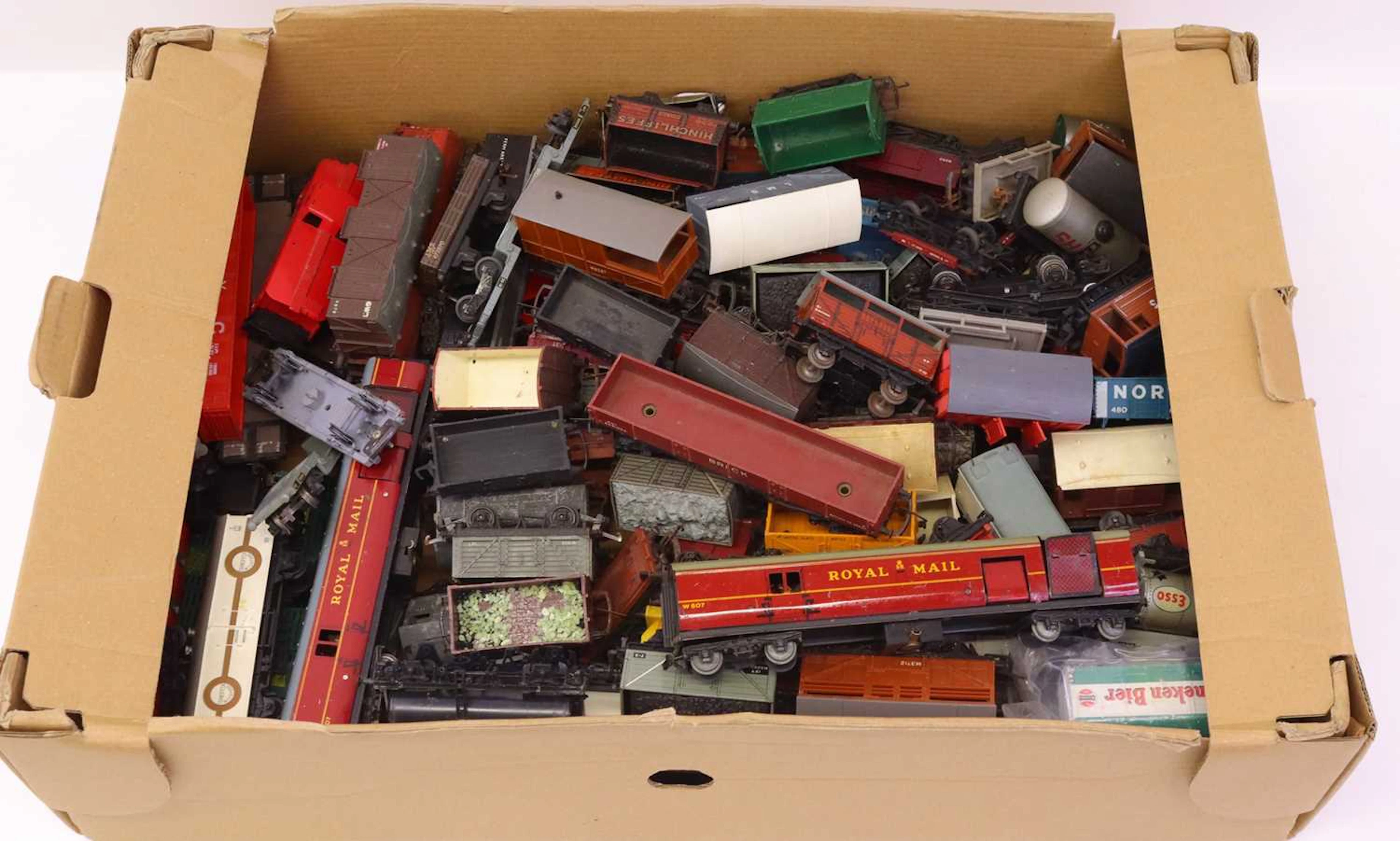 Lot 555 - One tray containing various 00 gauge wagons