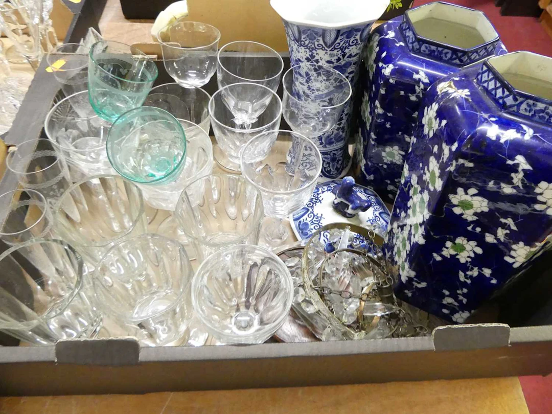 Lot 149 - A collection of ceramics and glassware, to