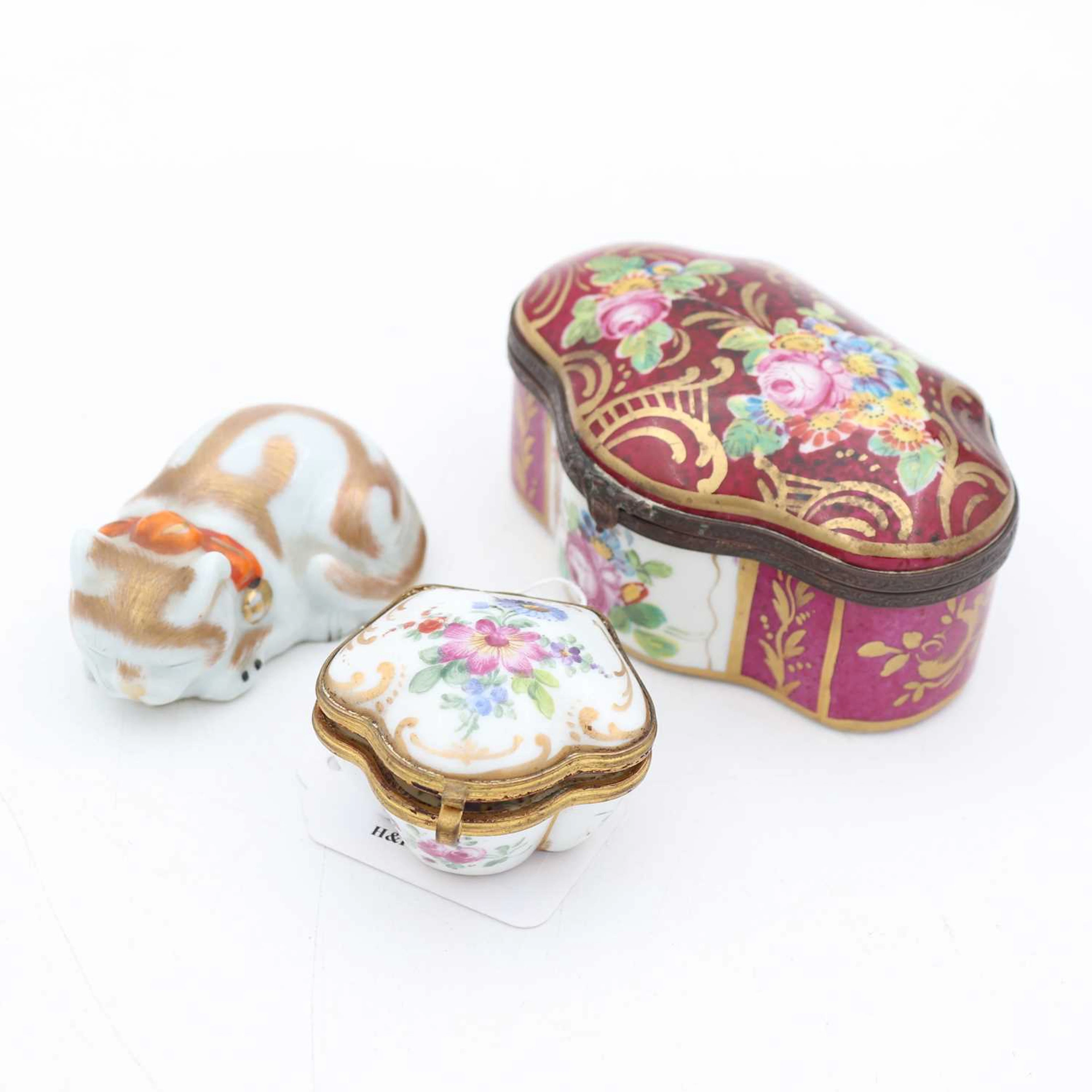 Lot 288 - A Sevres style porcelain trinket box of