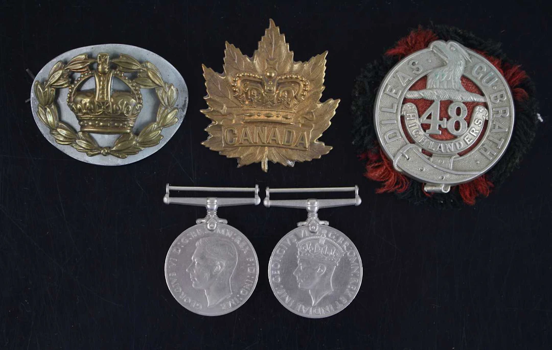 Lot 1187 - A collection of miscellaneous militaria to