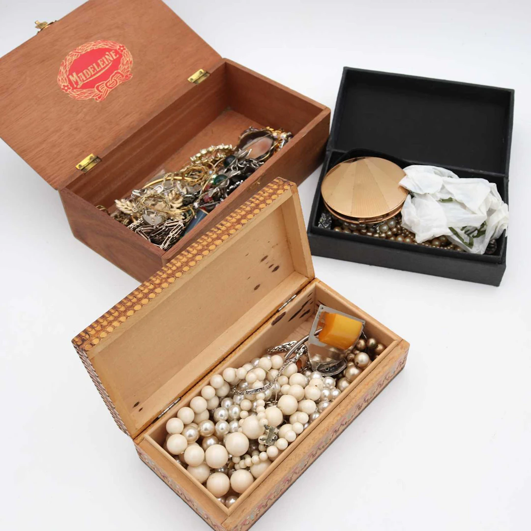 Lot 294 - A collection of costume jewellery, to