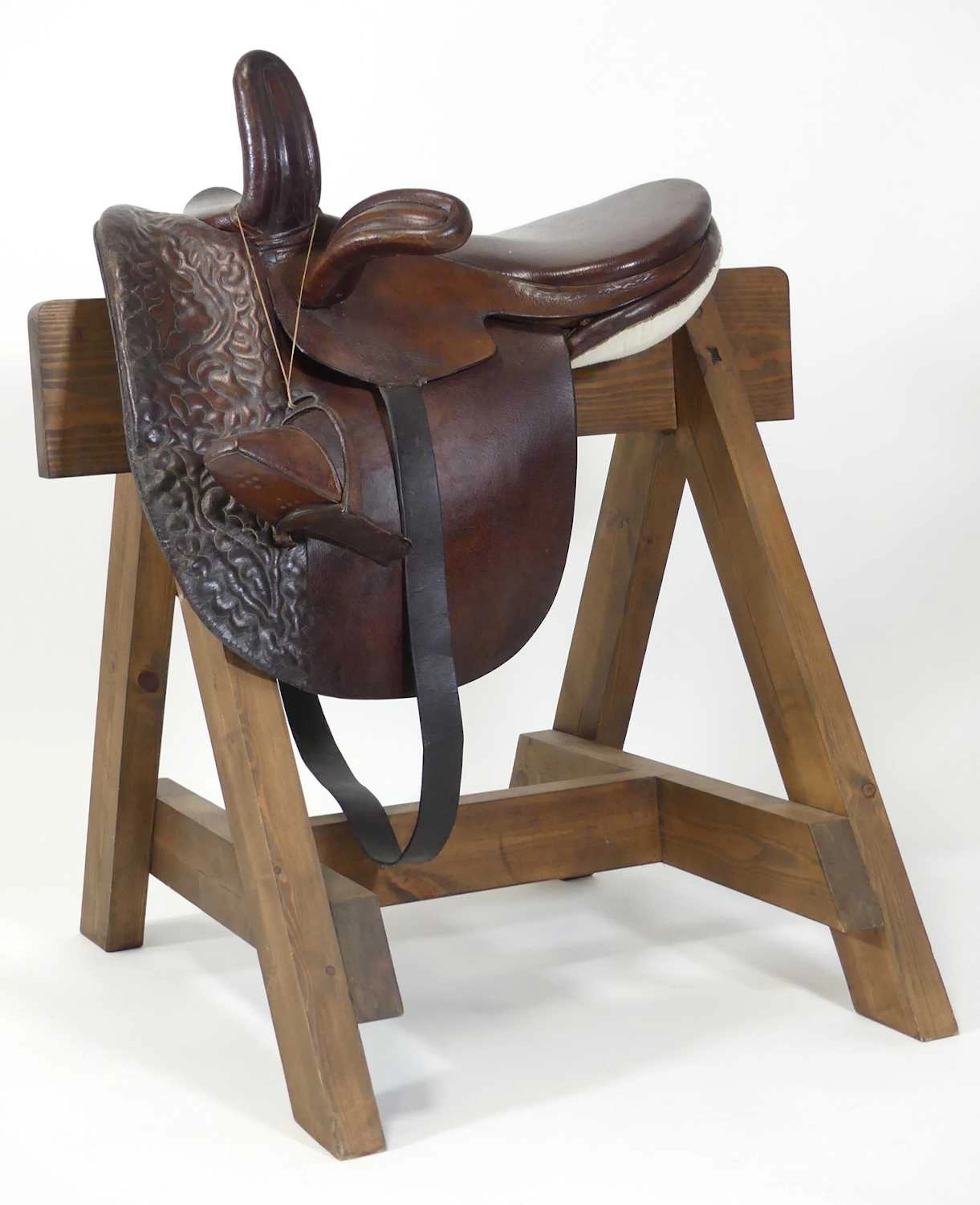 Lot 904 - A ladies leather horse riding side saddle