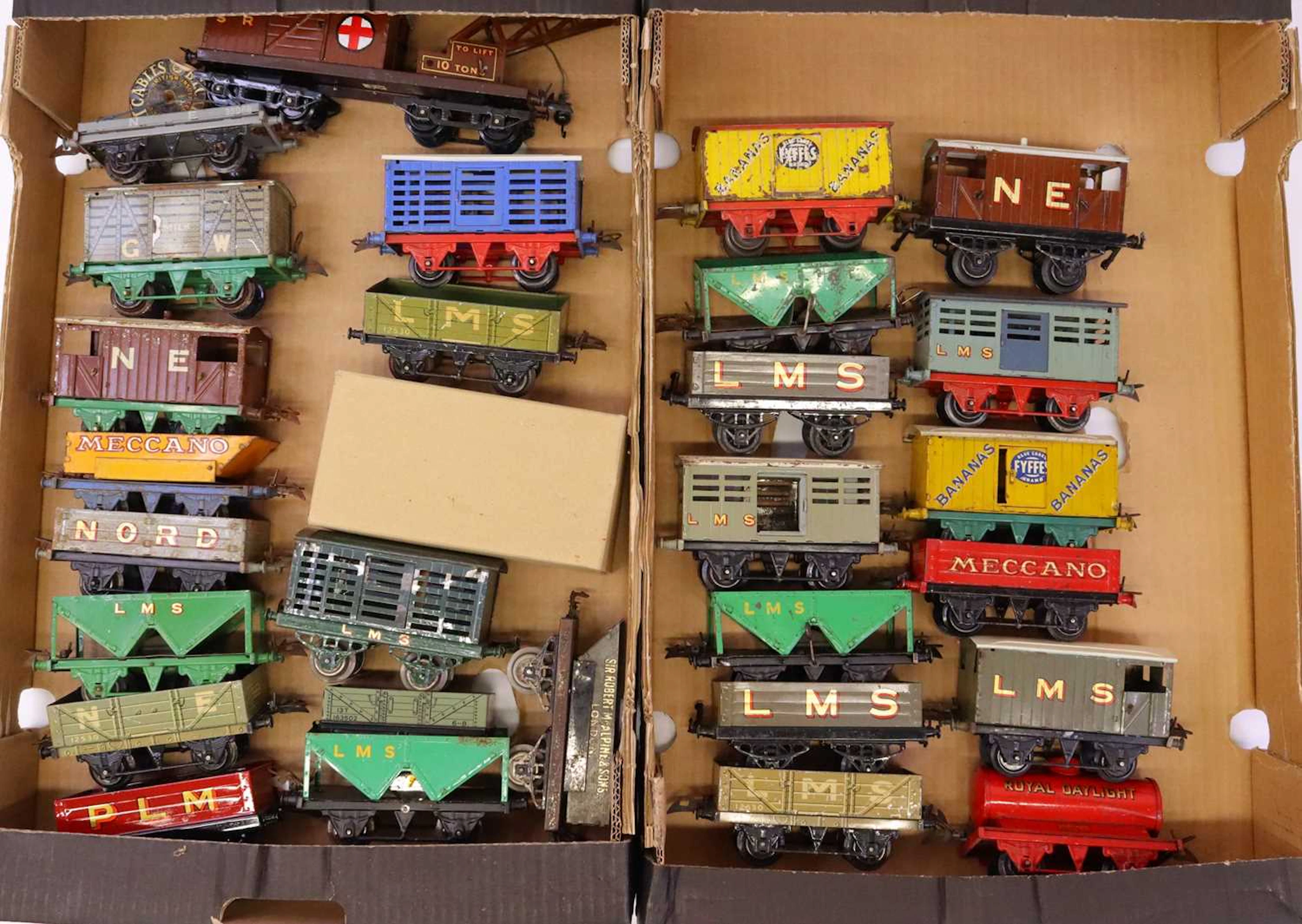 Lot 344 - Two trays containing various 0 gauge wagons