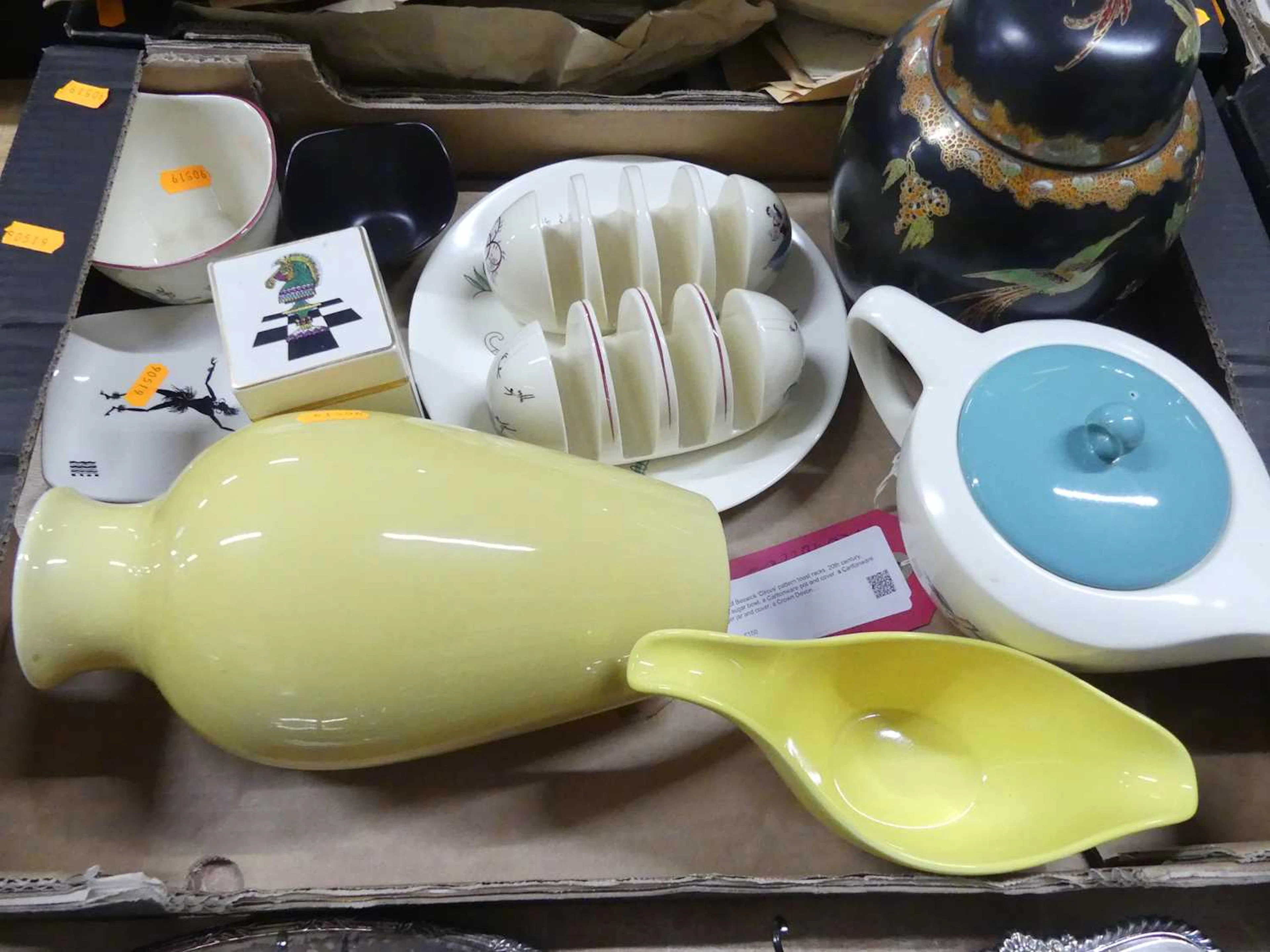 Lot 145 - A collection of ceramics, to include a