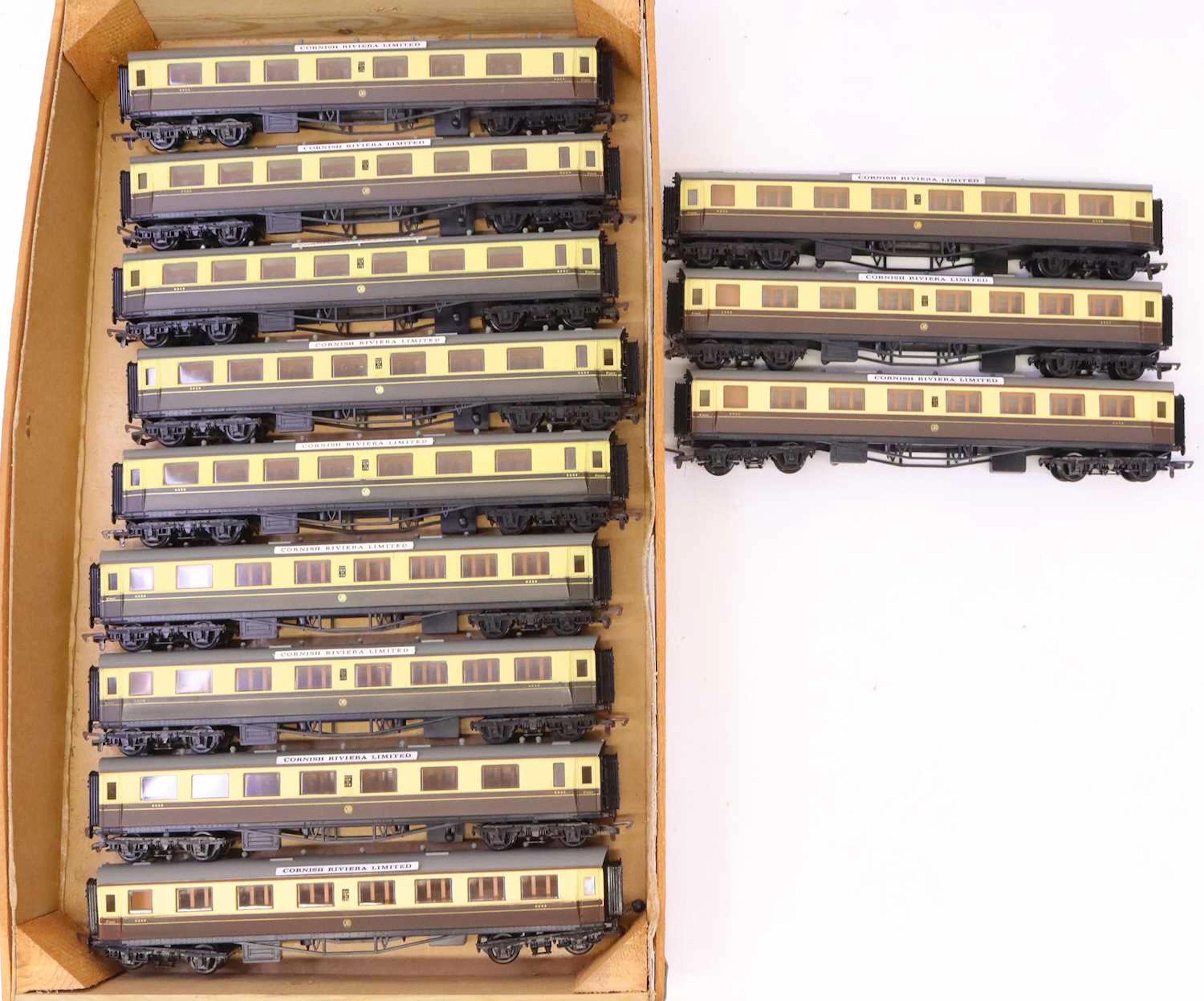 Lot 689 - One tray containing various 00 gauge Airfix
