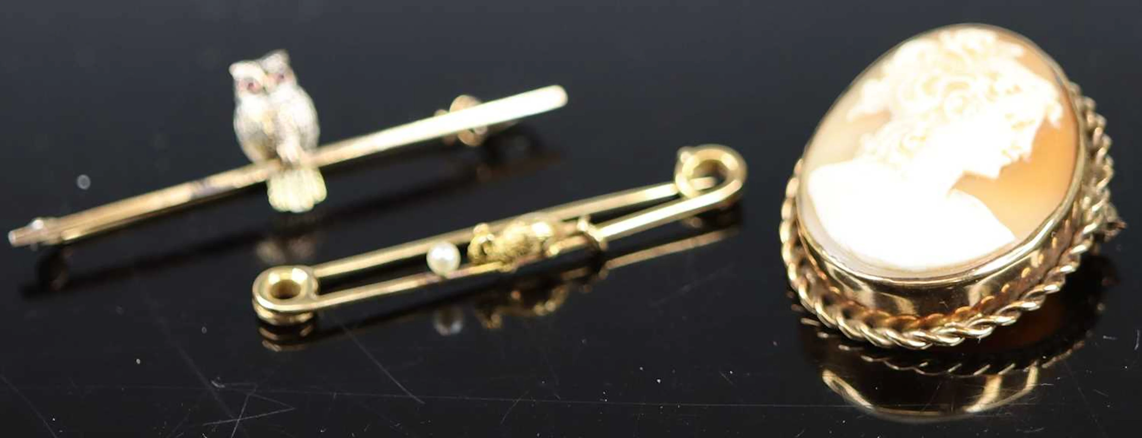 Lot 393 - A yellow metal safety pin bar brooch