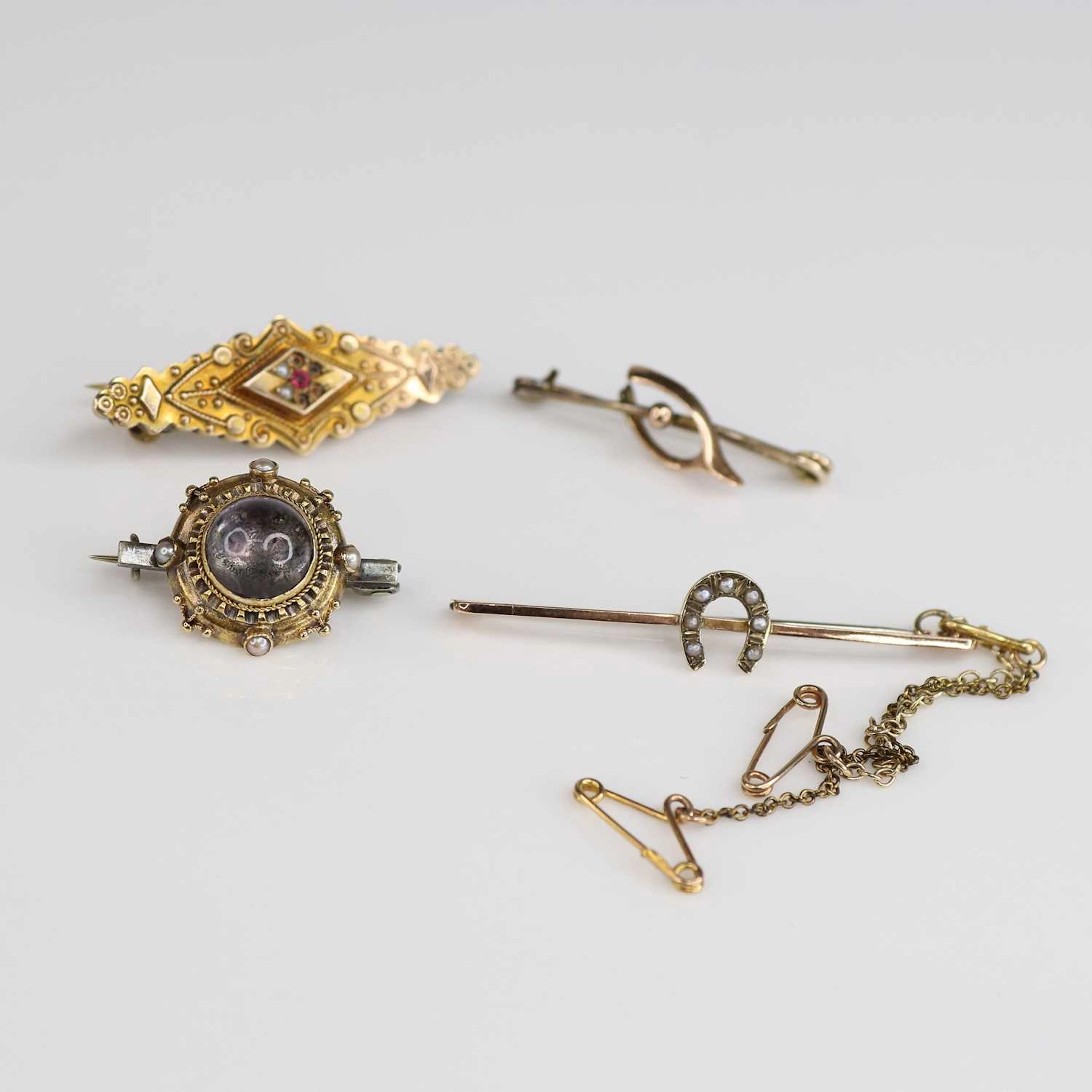 Lot 233 - An Edwardian 9ct gold bar brooch (some