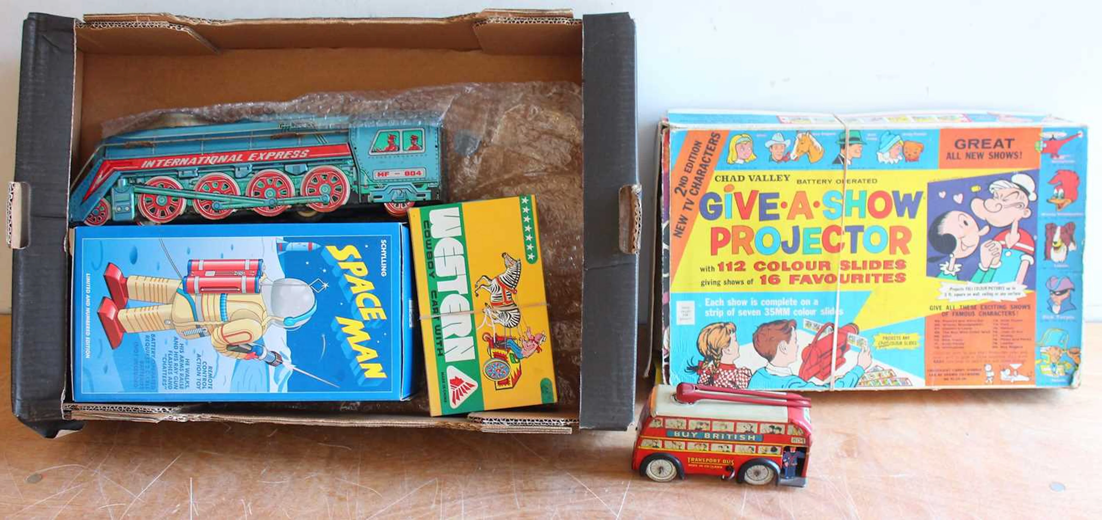 Lot 612 - Mixed tinplate toys and games to include