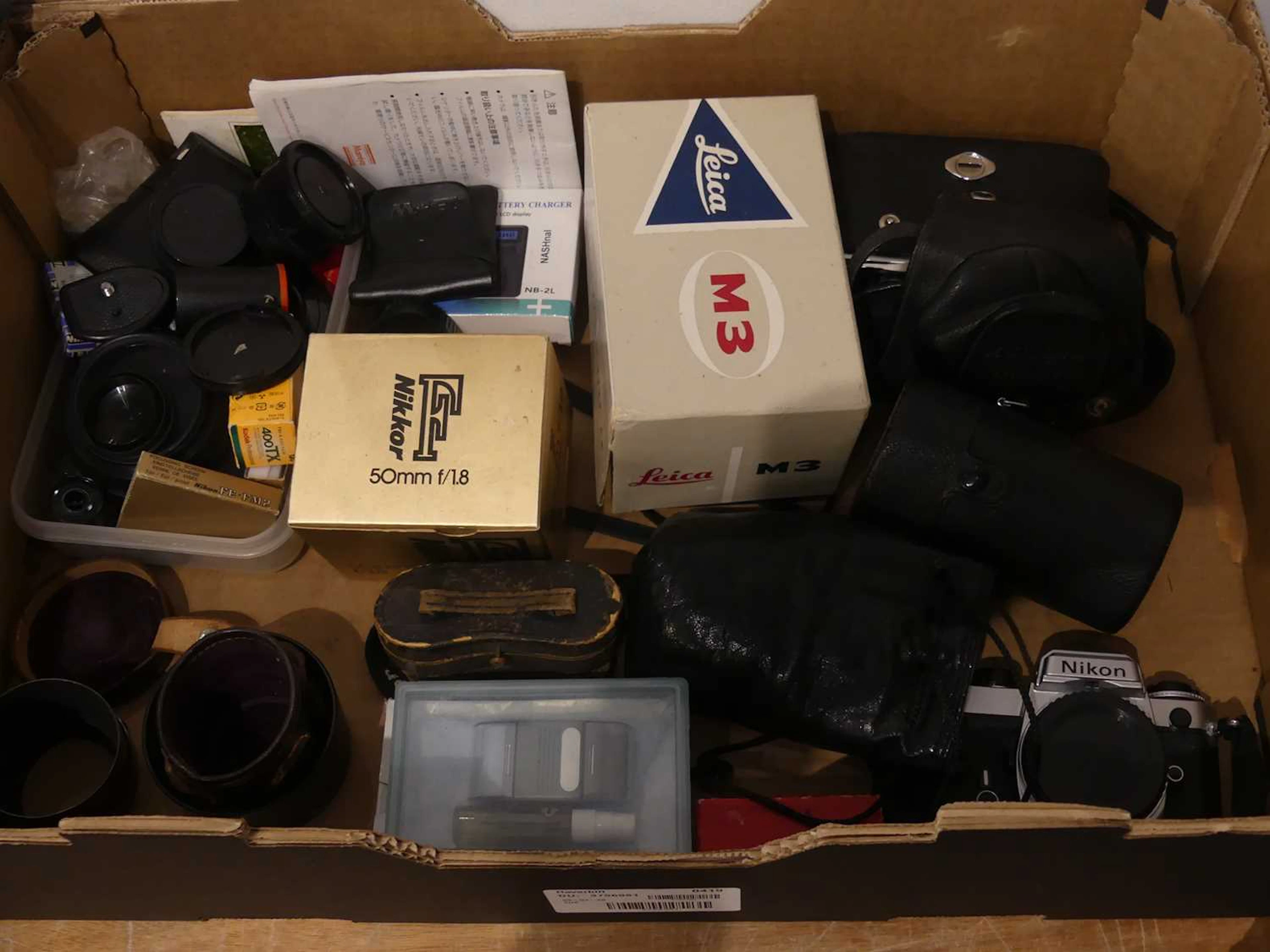 Lot 501 - A box of photography and camera equipment to