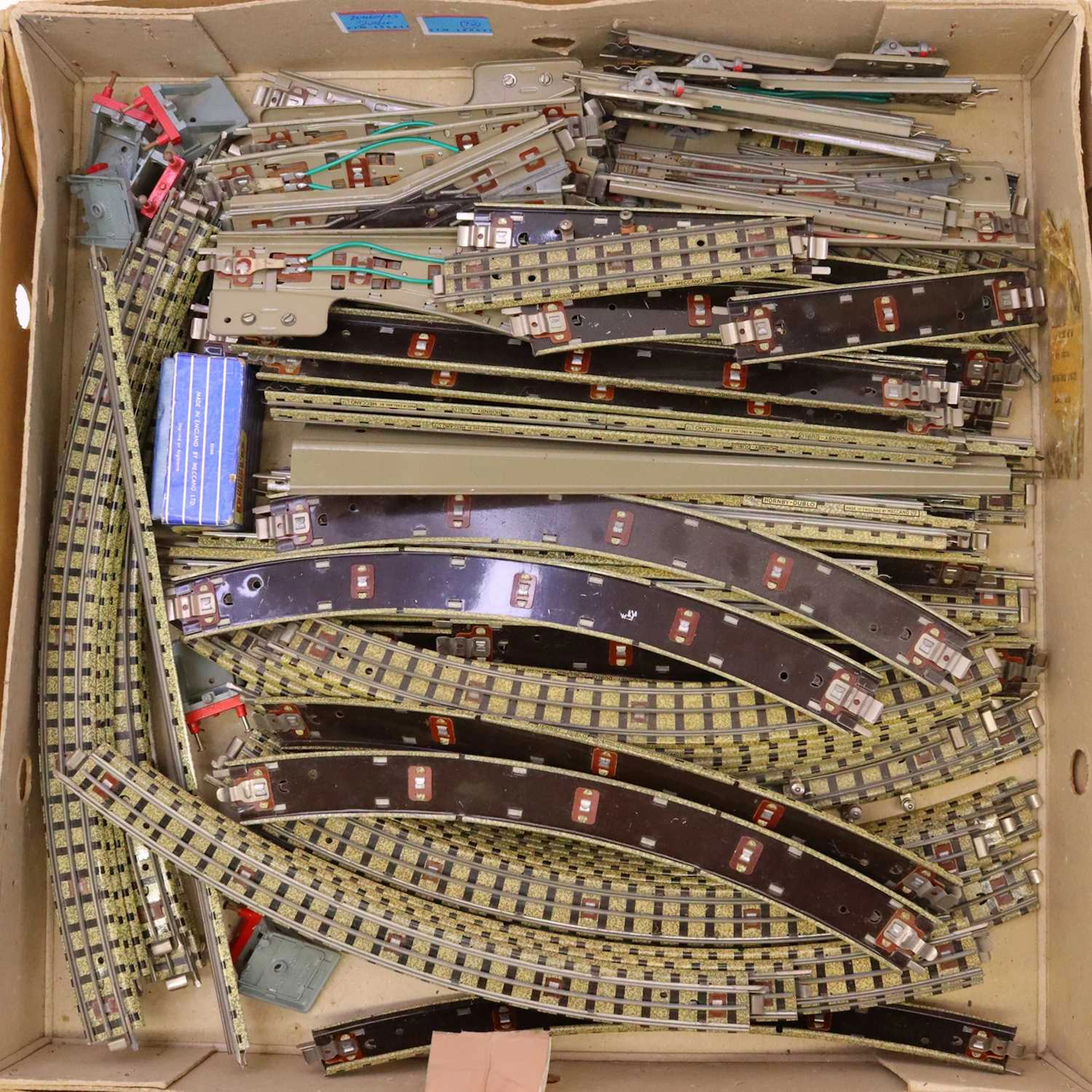 Lot 374 - Two trays of Hornby-Dublo items: 3-rail