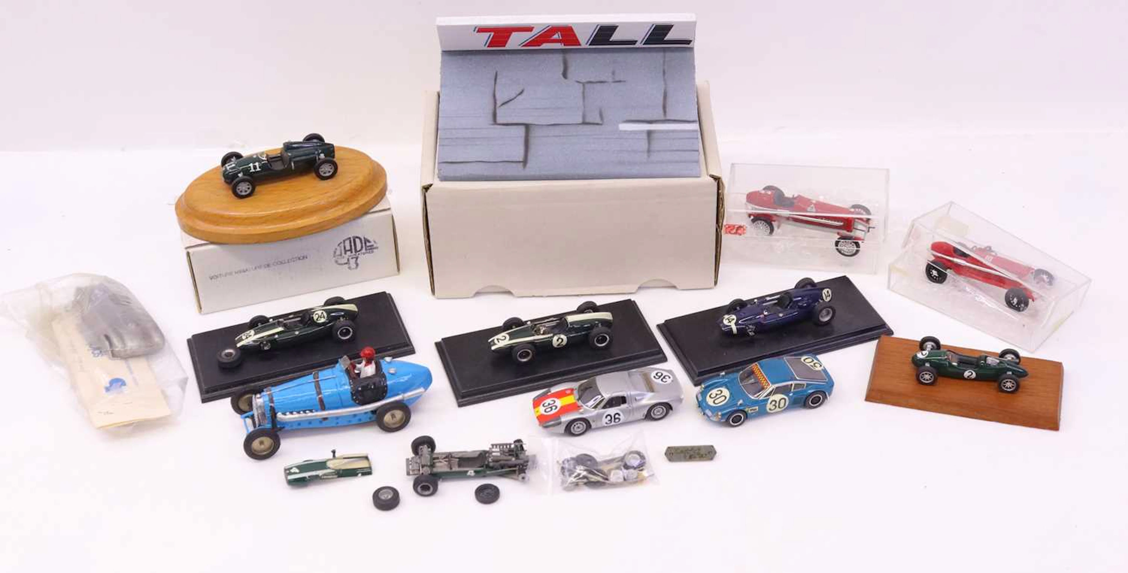 Lot 570 - a tray containing a small group of resin
