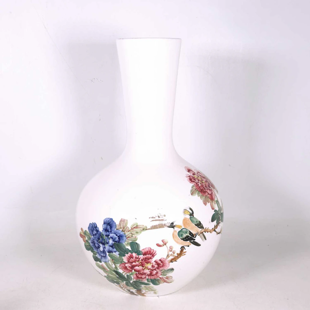 Lot 3 - A reproduction Chinese porcelain vase of