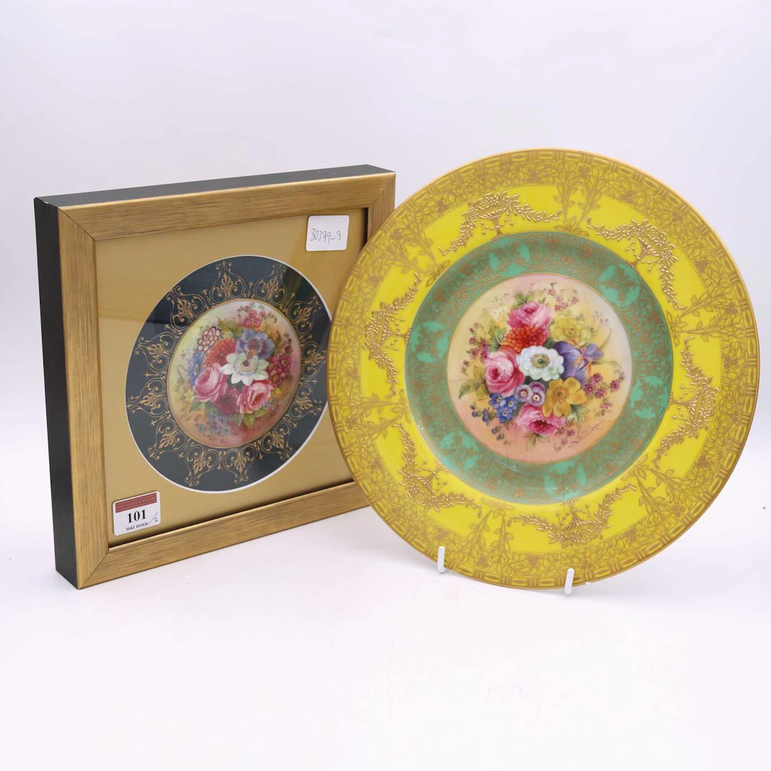 Lot 101 - A Royal Worcester porcelain cabinet plate