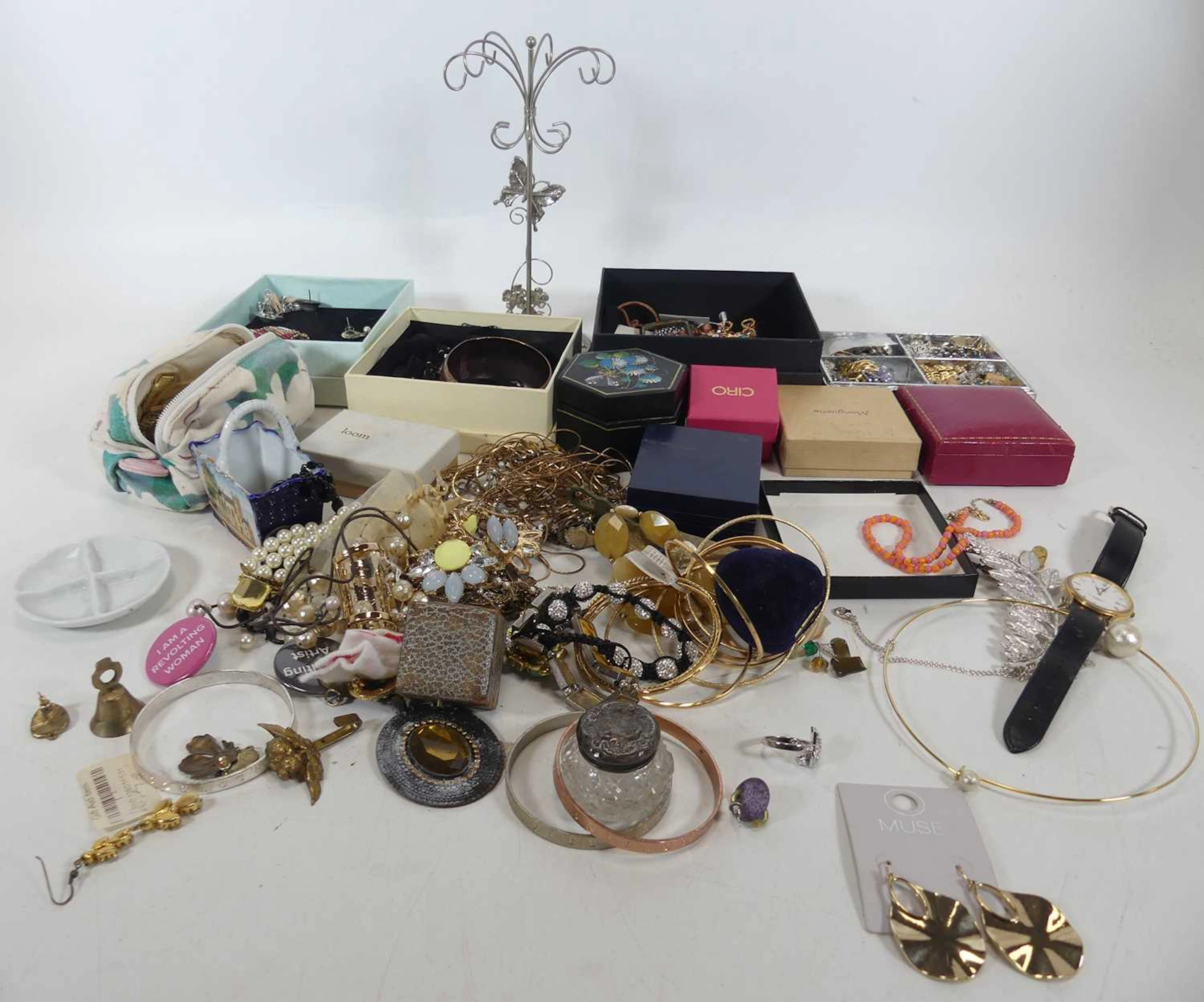 Lot 406 - A collection of assorted costume jewellery