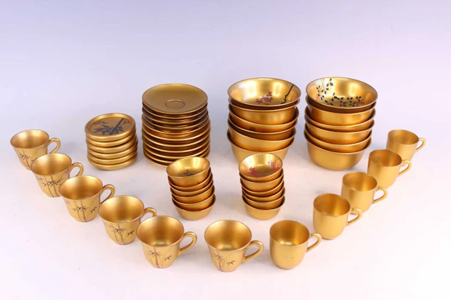 Lot 203 - A group of 52 pieces of Japanese gilt