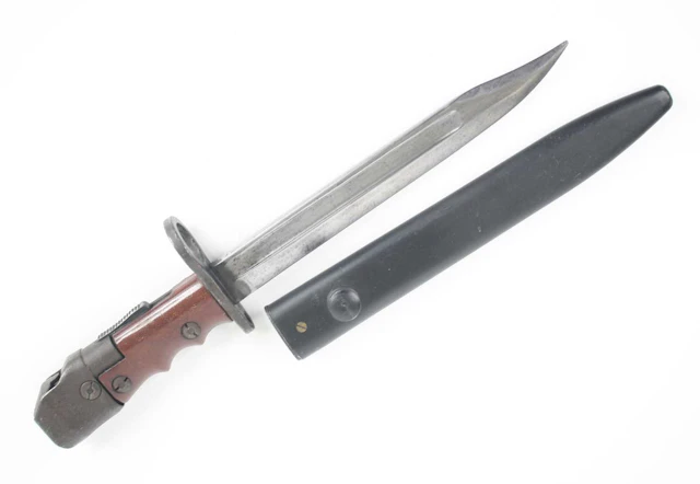 Lot 1073 - A British No. 7 Mk I/L No. 4 rifle / Mk V