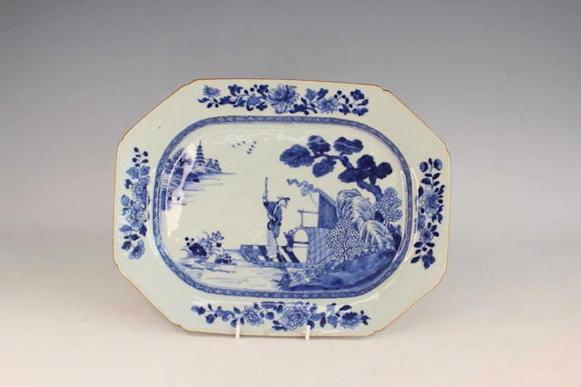 Lot 14 - A Chinese blue and white octagonal meat dish