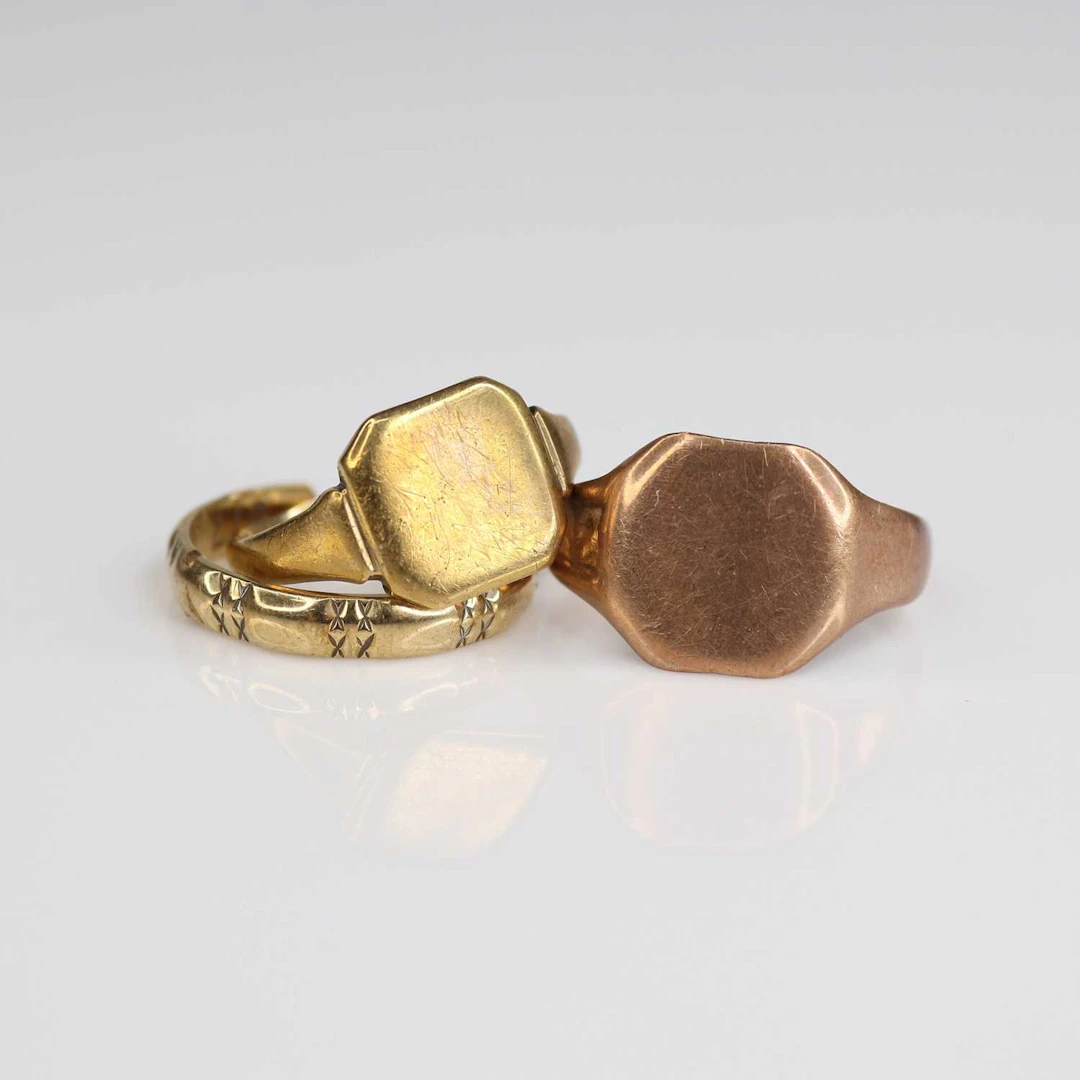 Lot 234 - Two gents' 9ct gold signet rings, together