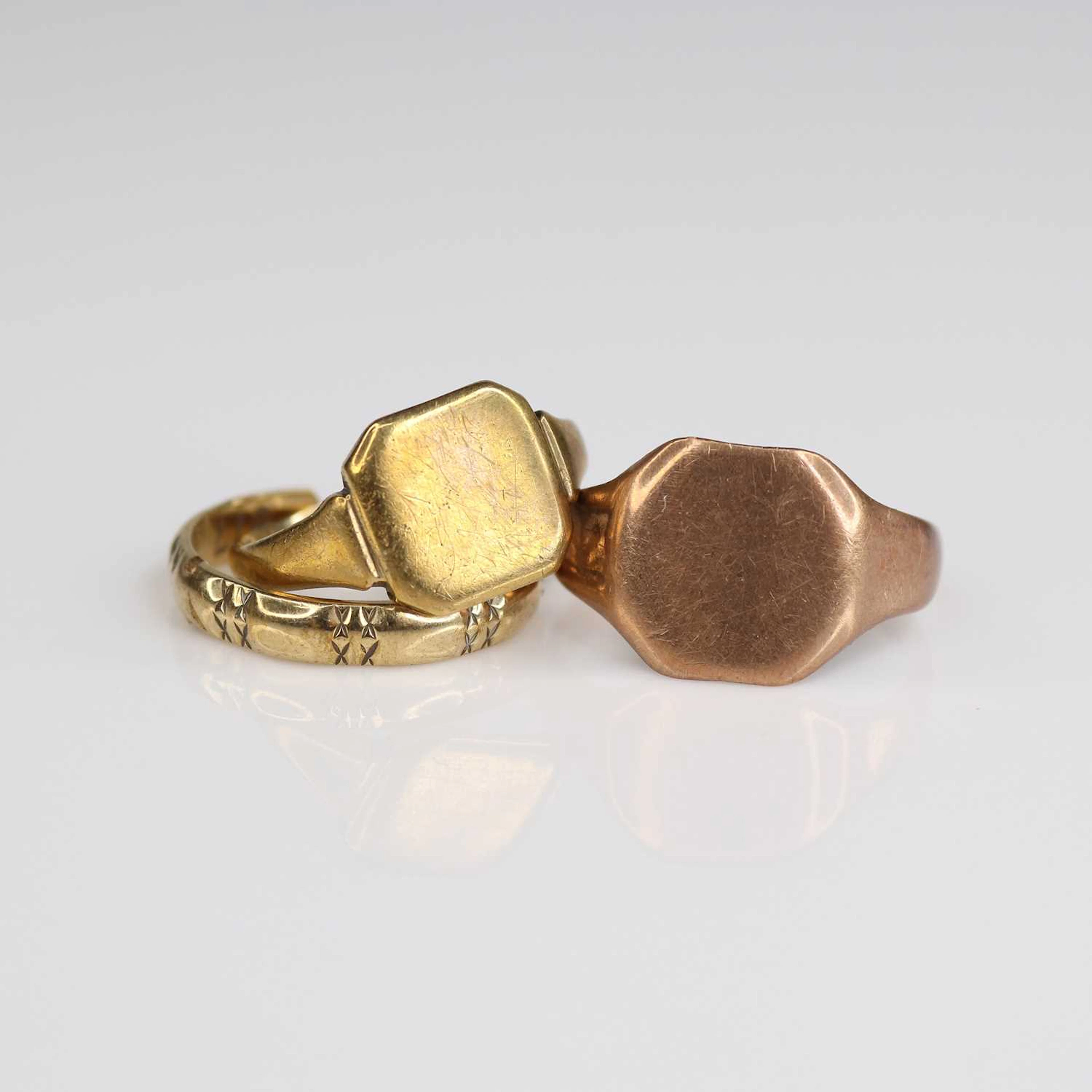 Lot 234 - Two gents' 9ct gold signet rings, together