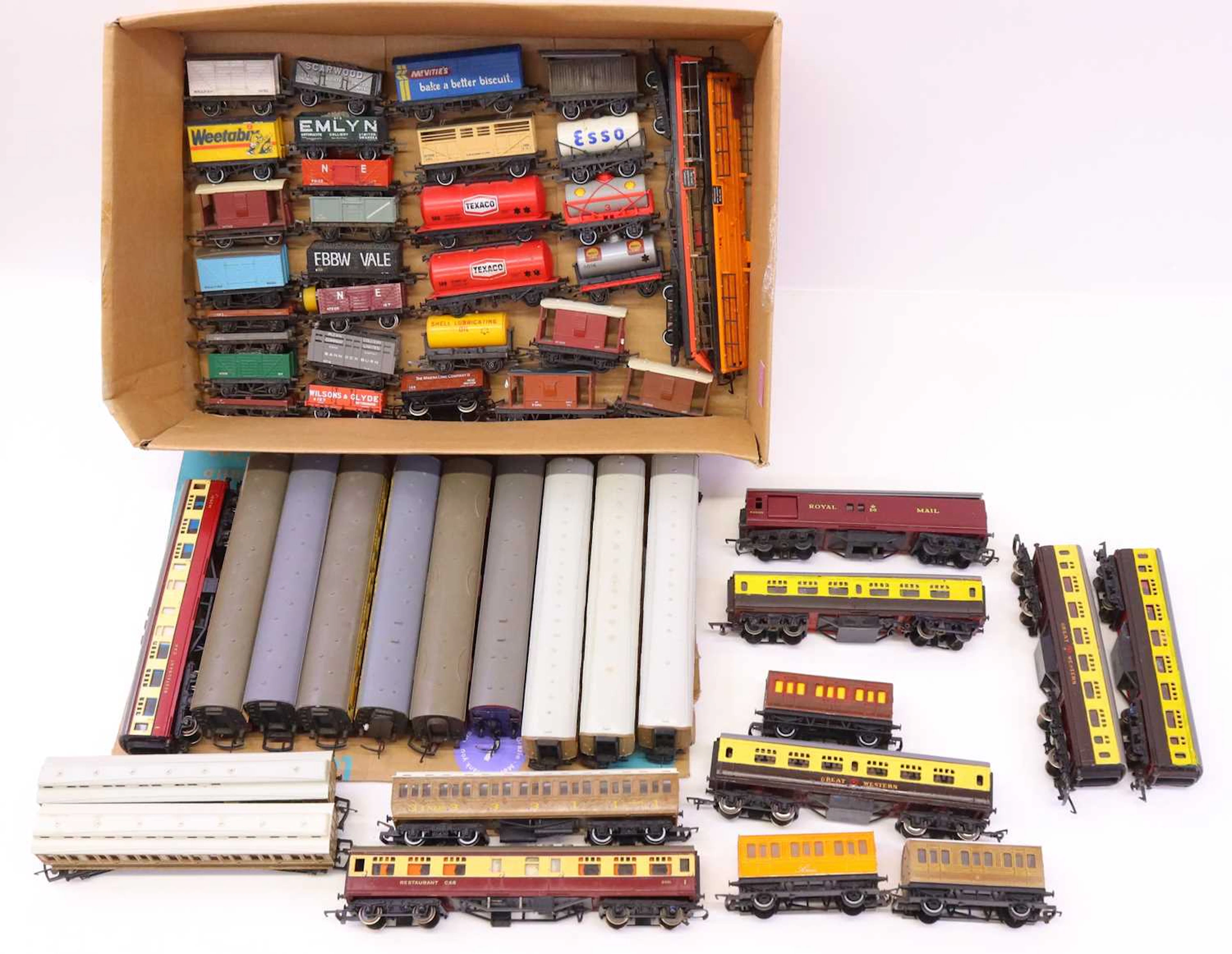 Lot 633 - Tray containing unboxed wagons & coaches
