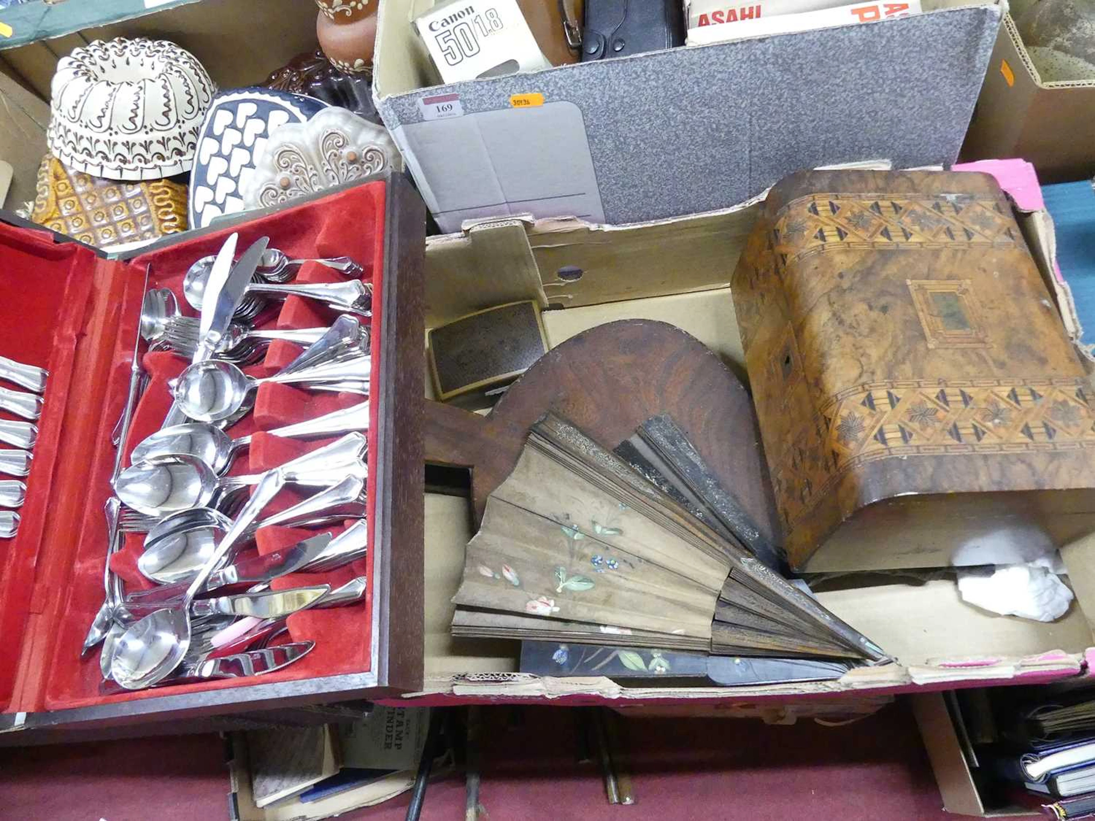 Lot 170 - A collection of items, to include a