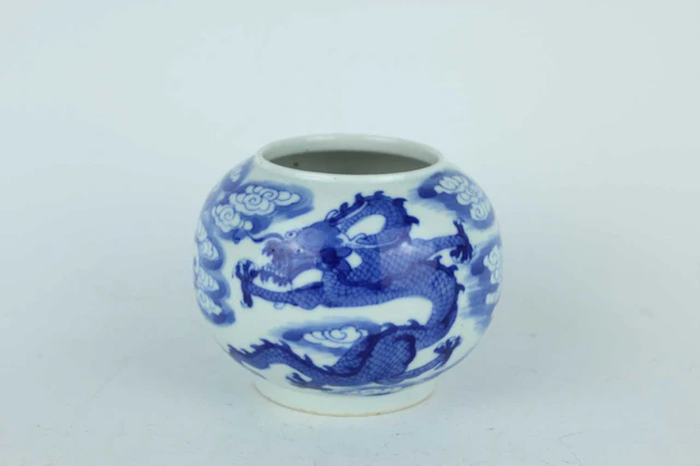 Lot 8 - A Chinese blue and white dragon and phoenix
