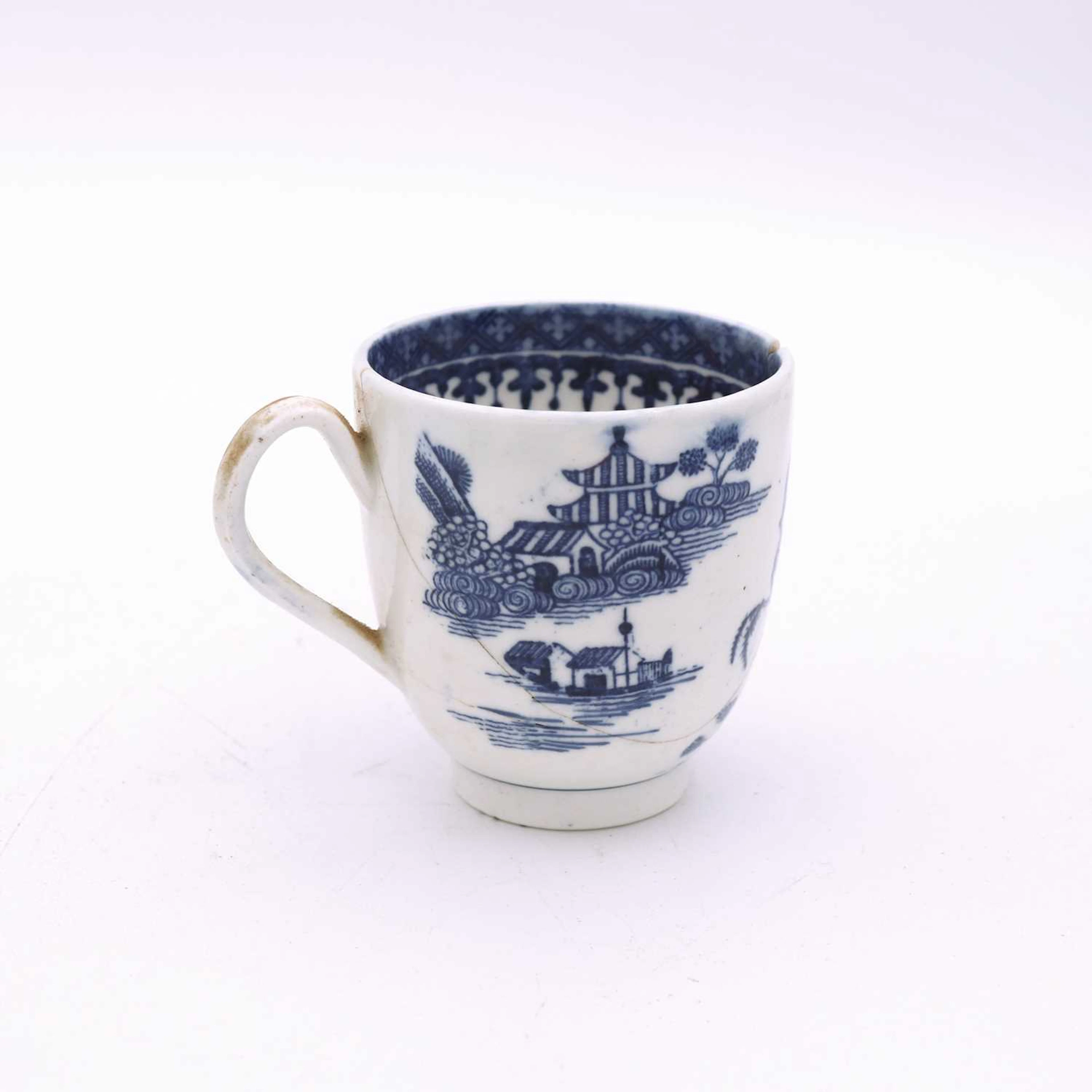 Lot 116 - A Caughley porcelain coffee can, blue and