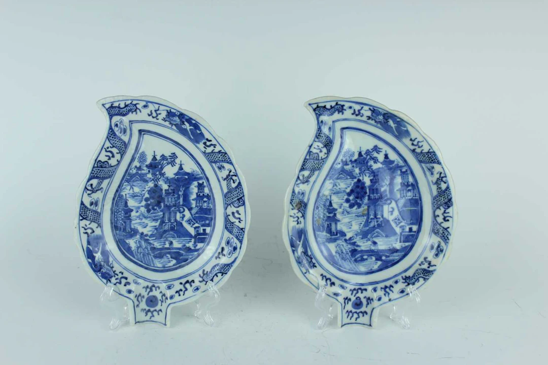 Lot 11 - A pair of Chinese blue and white leaf-shaped