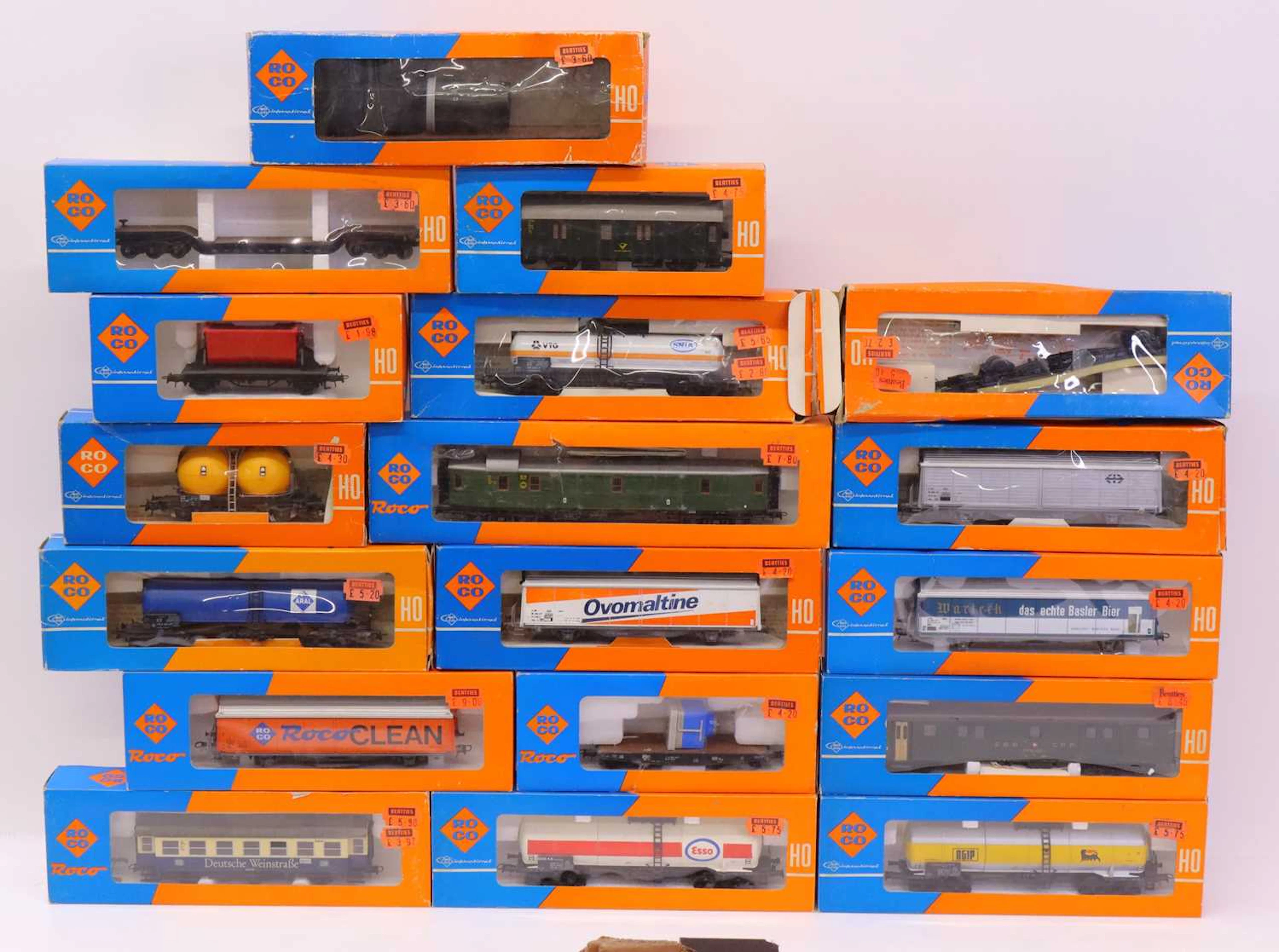 Lot 739 - One tray containing various Roco HO gauge