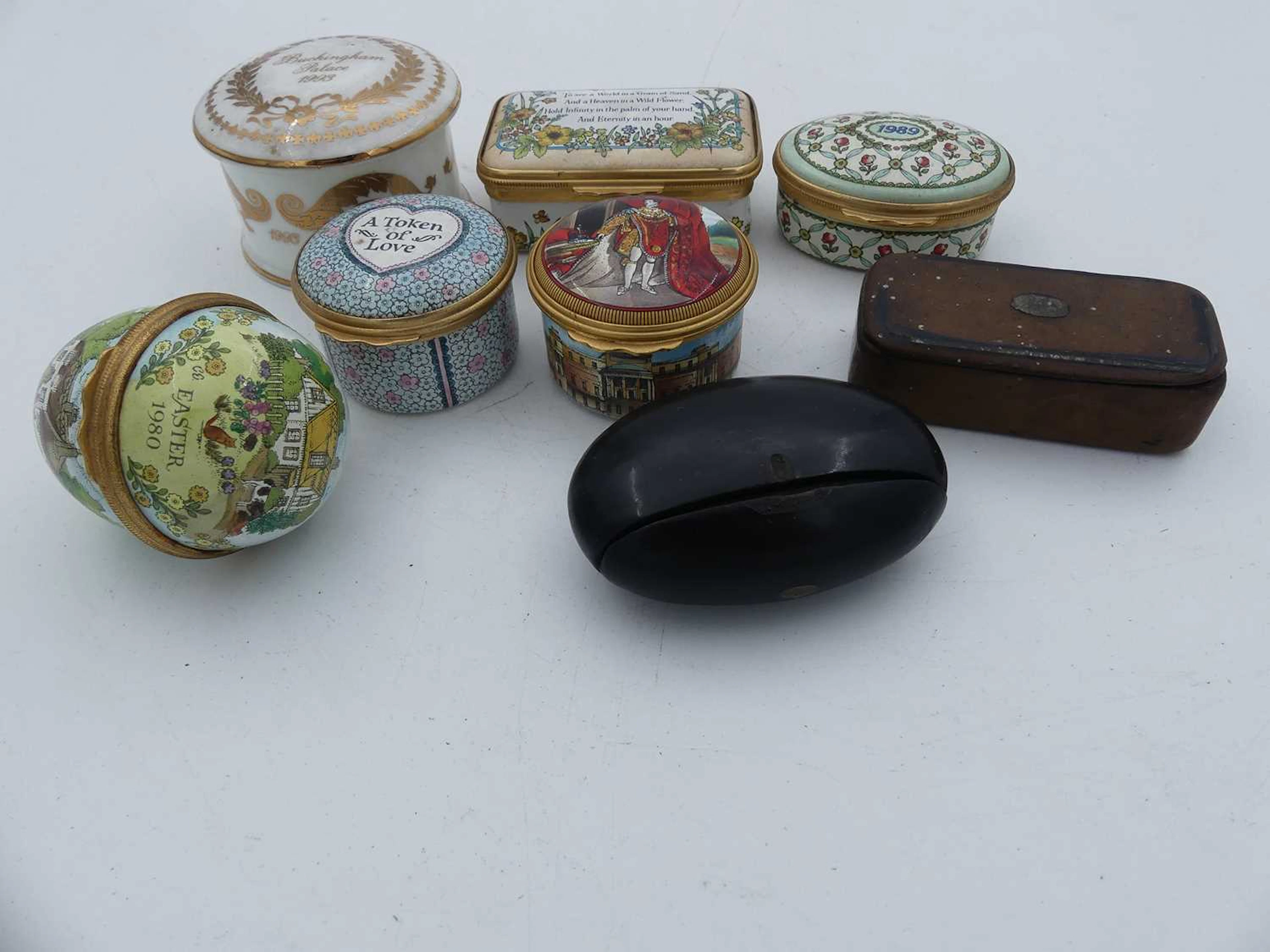 Lot 232 - A collection of patch boxes to include