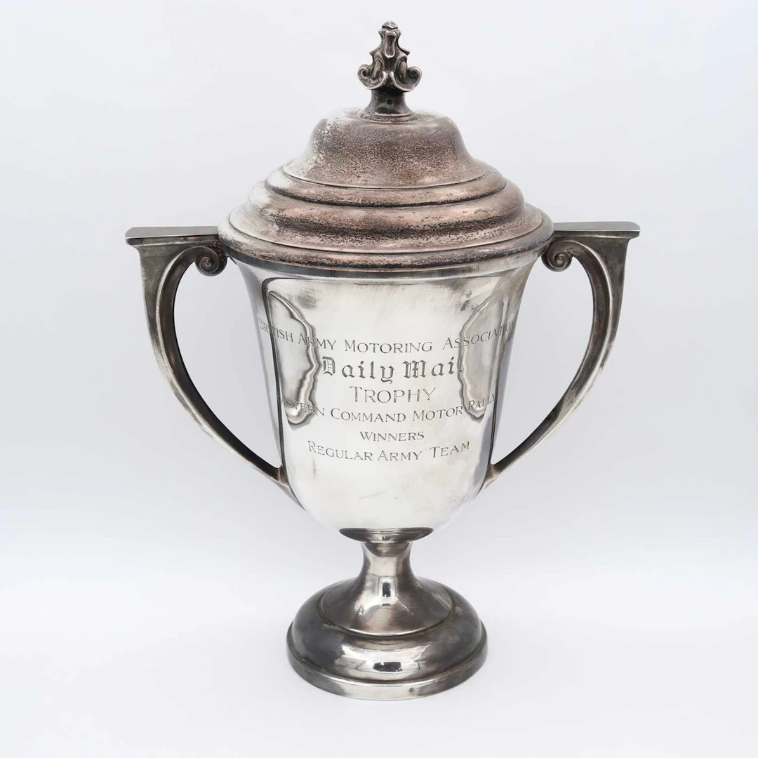 Lot 1103 - A George V silver pedestal trophy cup and