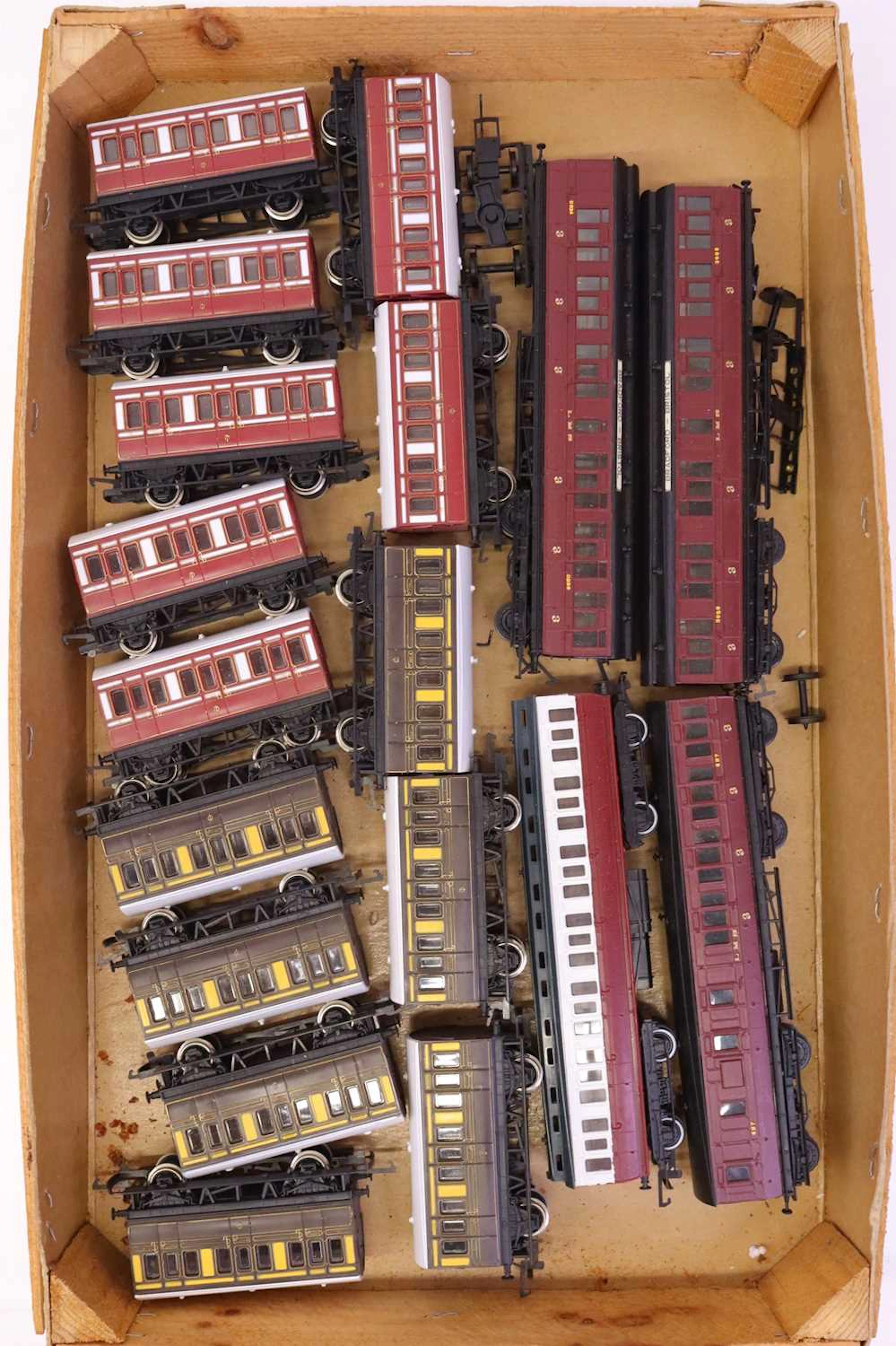 Lot 620 - Three trays containing various 00 gauge