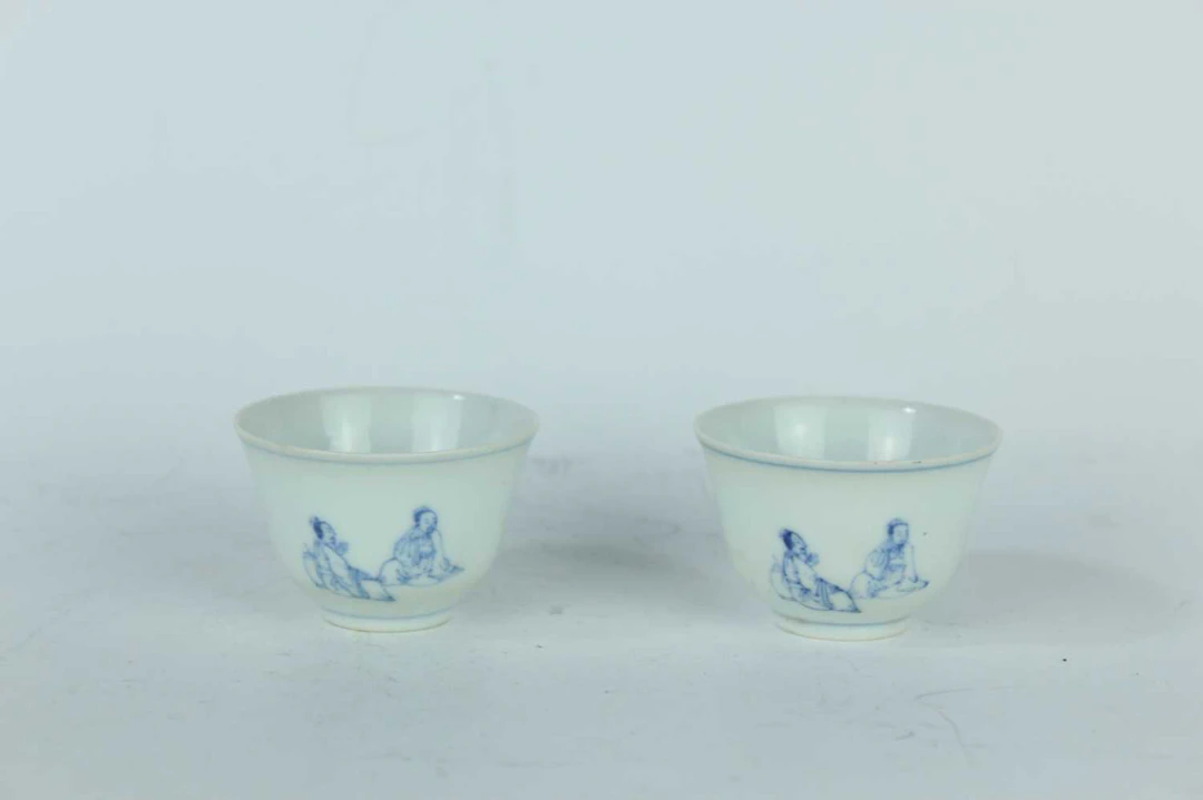 Lot 106 - A pair of Chinese blue and white 'scholars