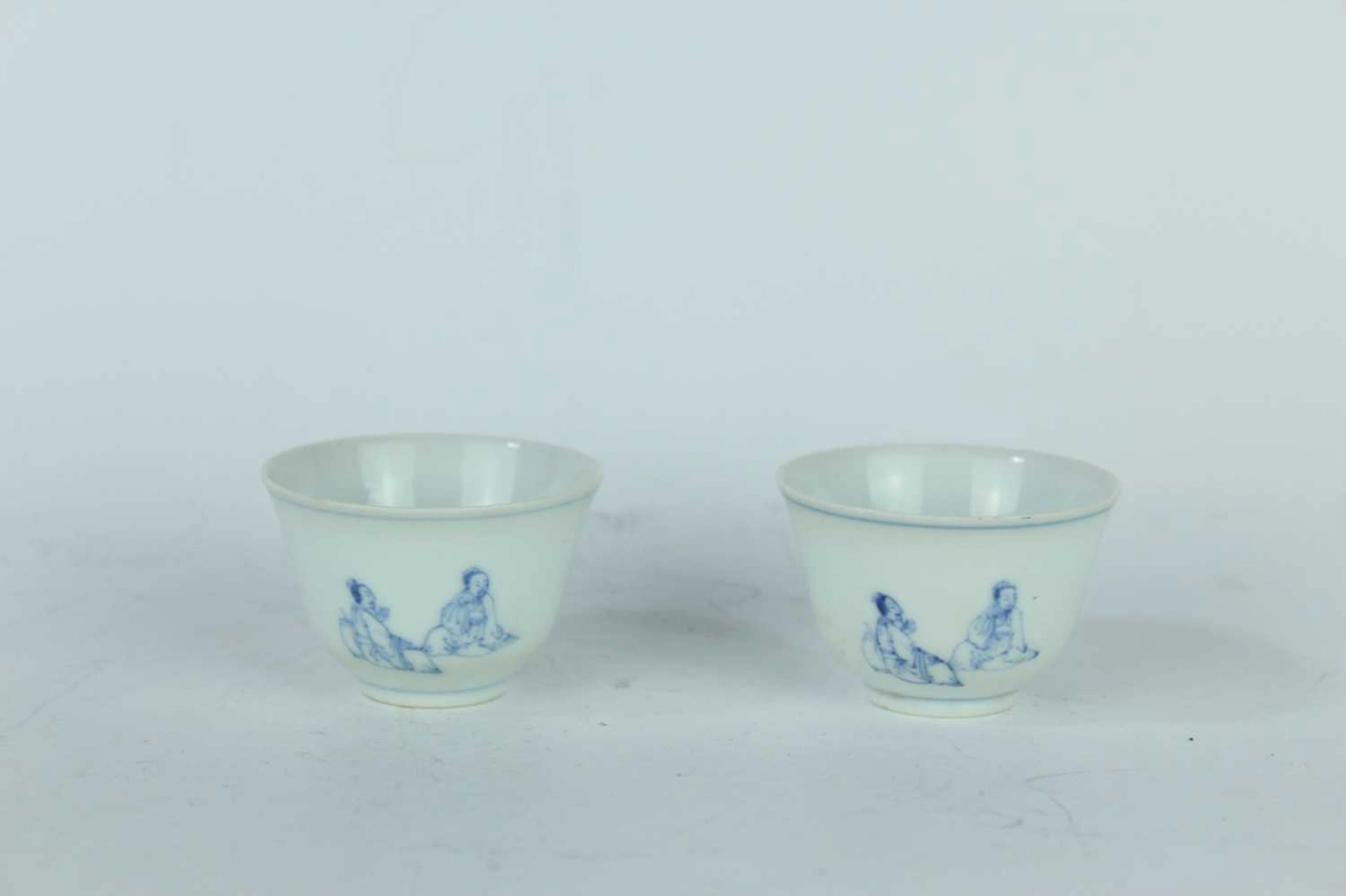 Lot 106 - A pair of Chinese blue and white 'scholars