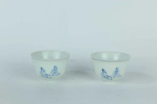 Lot 106 - A pair of Chinese blue and white 'scholars
