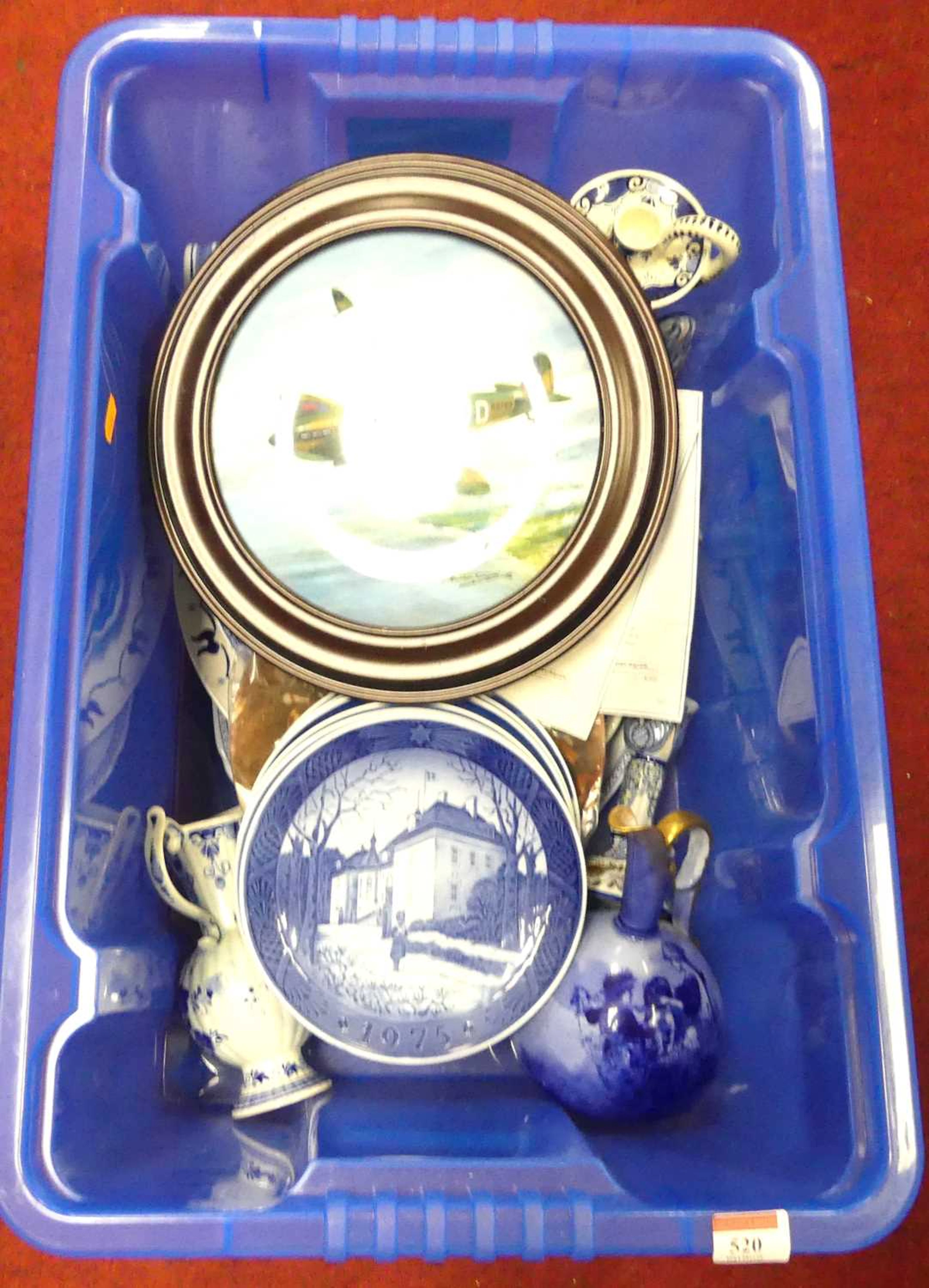 Lot 520 - A collection of ceramics, to include a pair