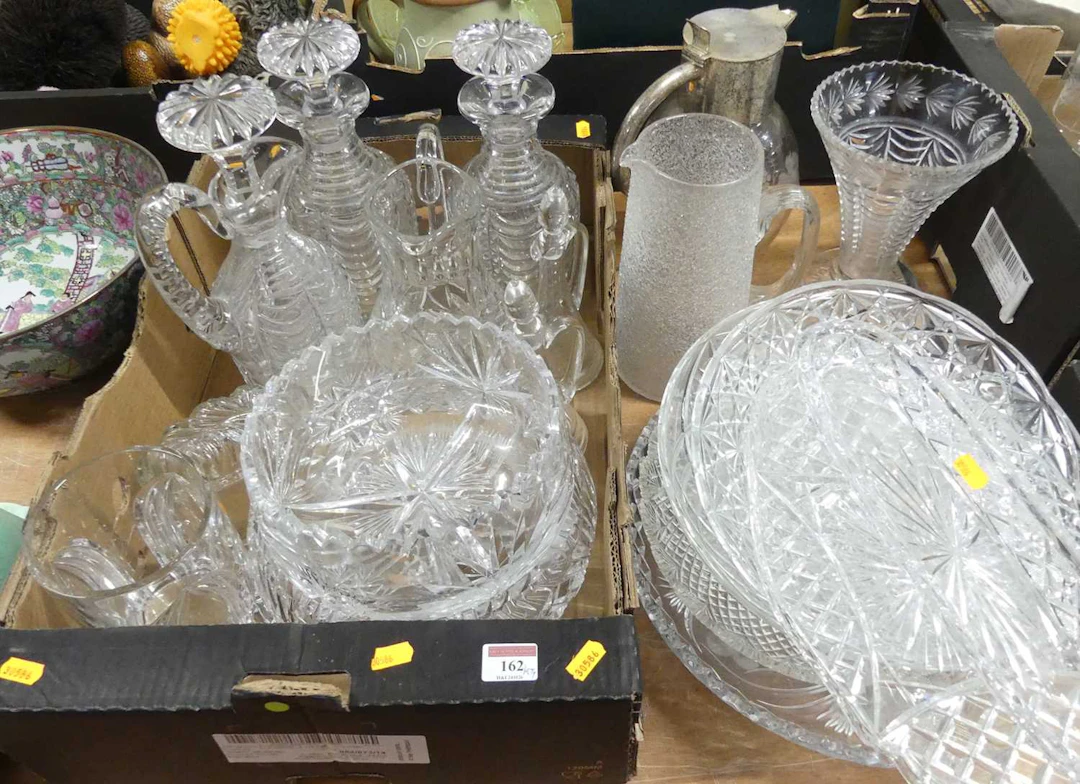 Lot 162 - A collection of glass, to include a