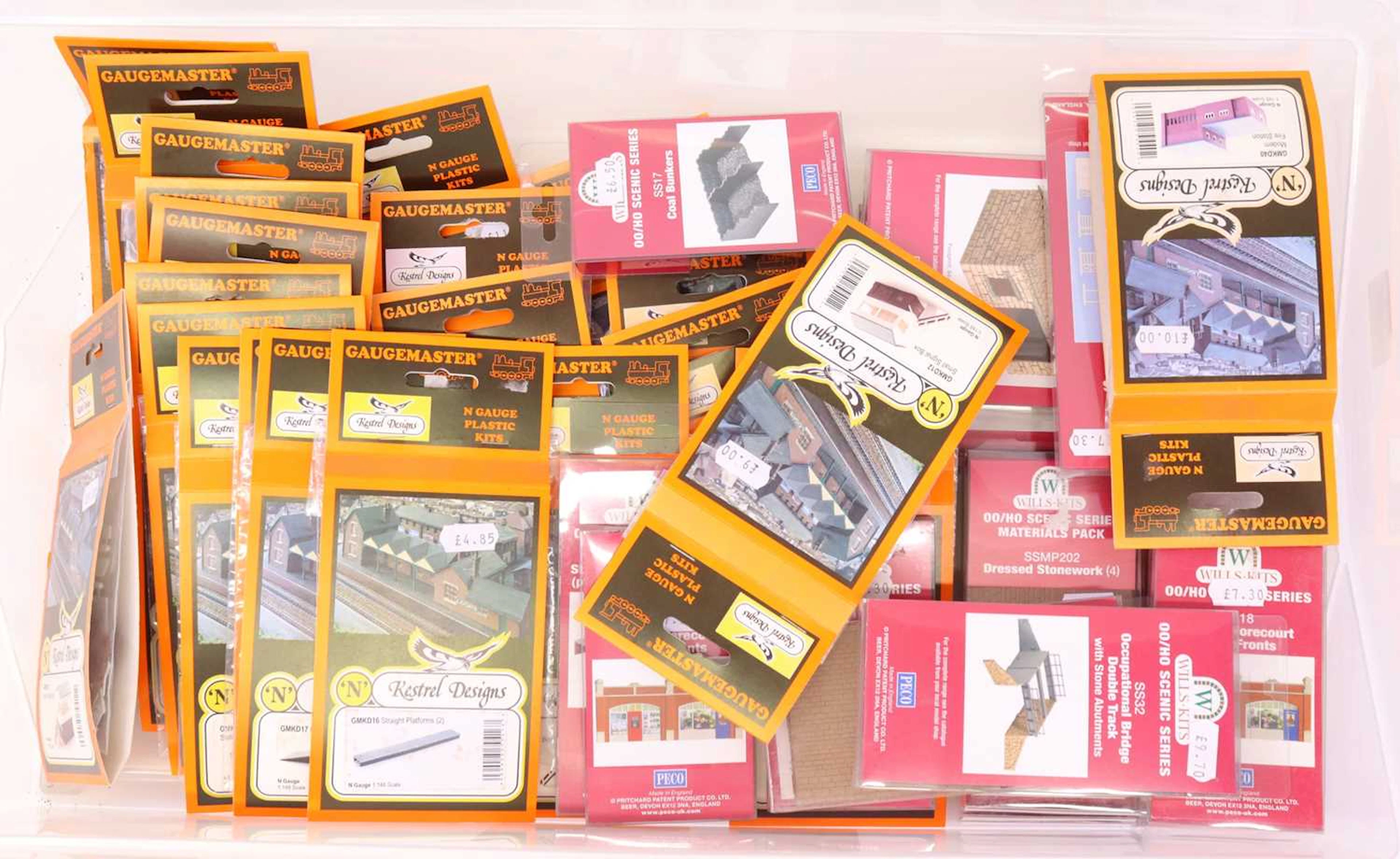 Lot 561 - One tray containing various 00 gauge and N