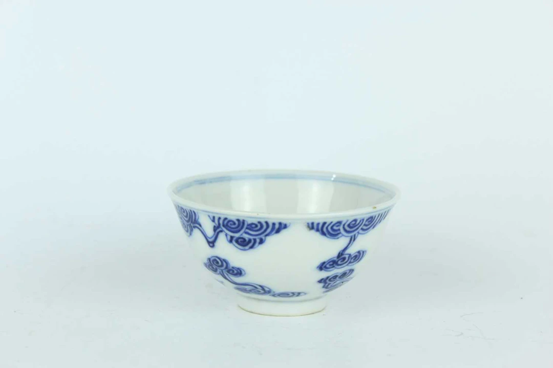 Lot 109 - A small Chinese blue and white 'swirling