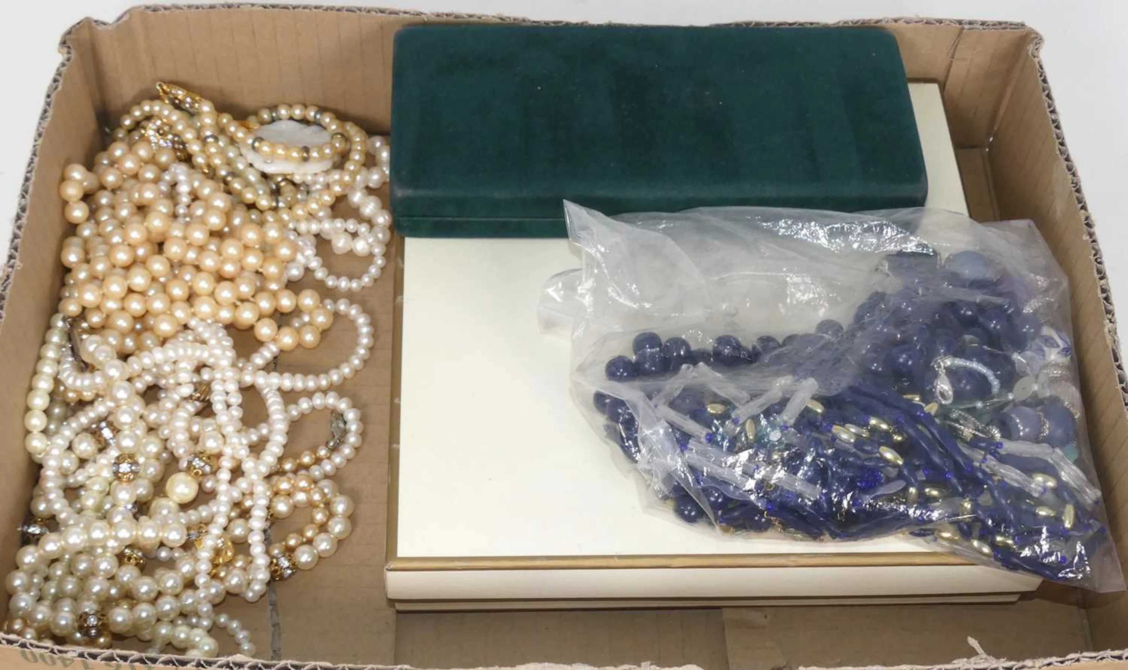 Lot 266 - A collection of assorted costume jewellery a